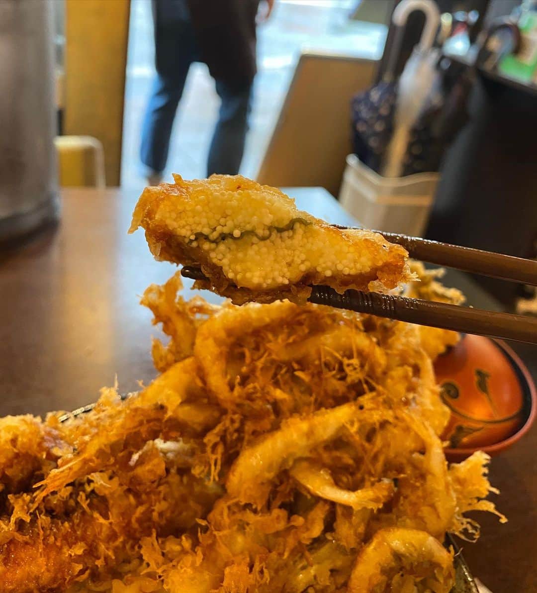 まいてぃ（粕谷まい）さんのインスタグラム写真 - (まいてぃ（粕谷まい）Instagram)「浅草にある天麩羅 秋光さん( @akimitsu_official ) の五代目天丼🍤😋🍴💕 ・ ・ 天丼はどこも大体一緒だと思っていた自分が恥ずかしいです🙇‍♀️ ・ とても美味しい天丼でした！なんだろう、タレなのかな、いや、食材が美味しいのかな🤔💭 とにかく今までで食べた天丼の中で1番美味しかったです🥰🥰💓 ・ ・ サツマイモの天麩羅が甘くて美味しすぎたけど、1番美味しかったのは子持ち昆布！！ 分厚い子持ち昆布がサックリと揚げられていてたまりませんでした🤤🤤💓 ・ ・ なんと、マウンテンサイズという3.5kgのチャレンジメニュー天丼の存在を見つけてしまいましたので今度チャレンジしに行ってみようか悩み中です💭💭✊ ・ ・ ・ ・ ・  #天麩羅秋光 #浅草天麩羅 #天麩羅バル #浅草天丼 #浅草グルメ #浅草天ぷら #五代目天丼 #pr #コラボベース」6月14日 17時37分 - maity_0917