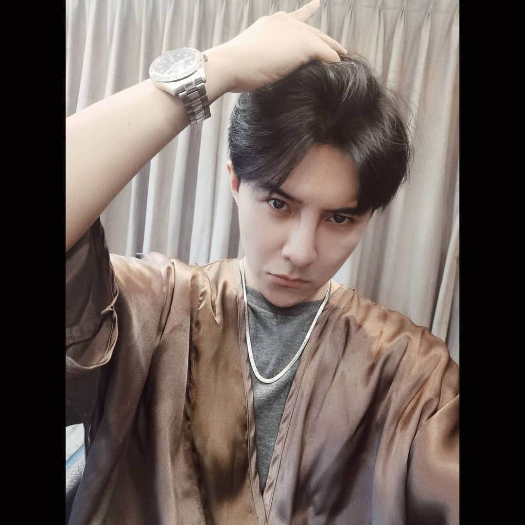 ダンソン・タンのインスタグラム：「終於有時間💇‍♂💇‍♂💇‍♂趁修剪雜草睡一下 準備明天重要的工作 #我的青春沒在怕 #DT #唐禹哲 #HOTHEART」