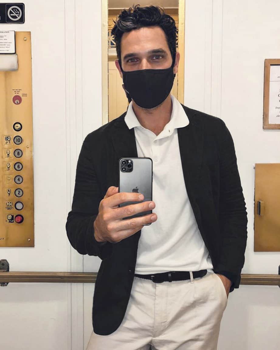 MANGOさんのインスタグラム写真 - (MANGOInstagram)「#ElevatorSelfie | Our #MangoMan @jislainduval is ready to go to the grocery store with his face mask from our collection. Don’t forget yours! Face Mask: 77040182 #MangoCollection」6月14日 17時59分 - mango
