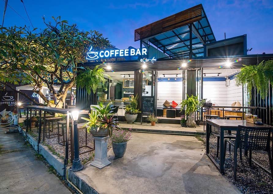 タイ国政府観光庁さんのインスタグラム写真 - (タイ国政府観光庁Instagram)「・﻿ ＼🍽️ペッチャブリー県で行きたいレストラン🍽️／﻿ ﻿ 今回はペッチャブリー県チャアムにあるカフェ「コーヒーバー@チャアム」をご紹介😘﻿ ﻿ チャアム・ビーチの目の前に位置し、テラス席が充実✨﻿ 海辺の雰囲気をたっぷり楽しめる一軒です🏝﻿ ﻿ コーヒーやコーヒーをベースにしたオリジナルドリンク、さらにマンゴージュースなどのフルーツジュースもメニューに並び、食事メニューはタイ料理や西洋料理がラインナップ🍽💞﻿ ﻿ タイ旅行を楽しめるようになったらぜひ候補に加えてみて😋﻿ ﻿ #タイ美食レストラン #タイ #ペッチャブリー #チャアム #コーヒーバーチャアム #タイカフェ #カフェ巡り #カフェ部 #カフェ好きな人と繋がりたい  #タイリゾート  #こんなタイ知らなかった #もっと知りタイ #タイ旅行  #旅好きな人と繋がりたい #旅行好きな人と繋がりたい #thailand #phetchaburi #chaam #coffeebarchaam #coffee #cafe #cafehopping #thaifoodstagram #thaifoodie  #amazingthailand #thailandtravel #thailandtrip #thai #thaistagram #lovethailand」6月14日 17時53分 - amazingthailandjp