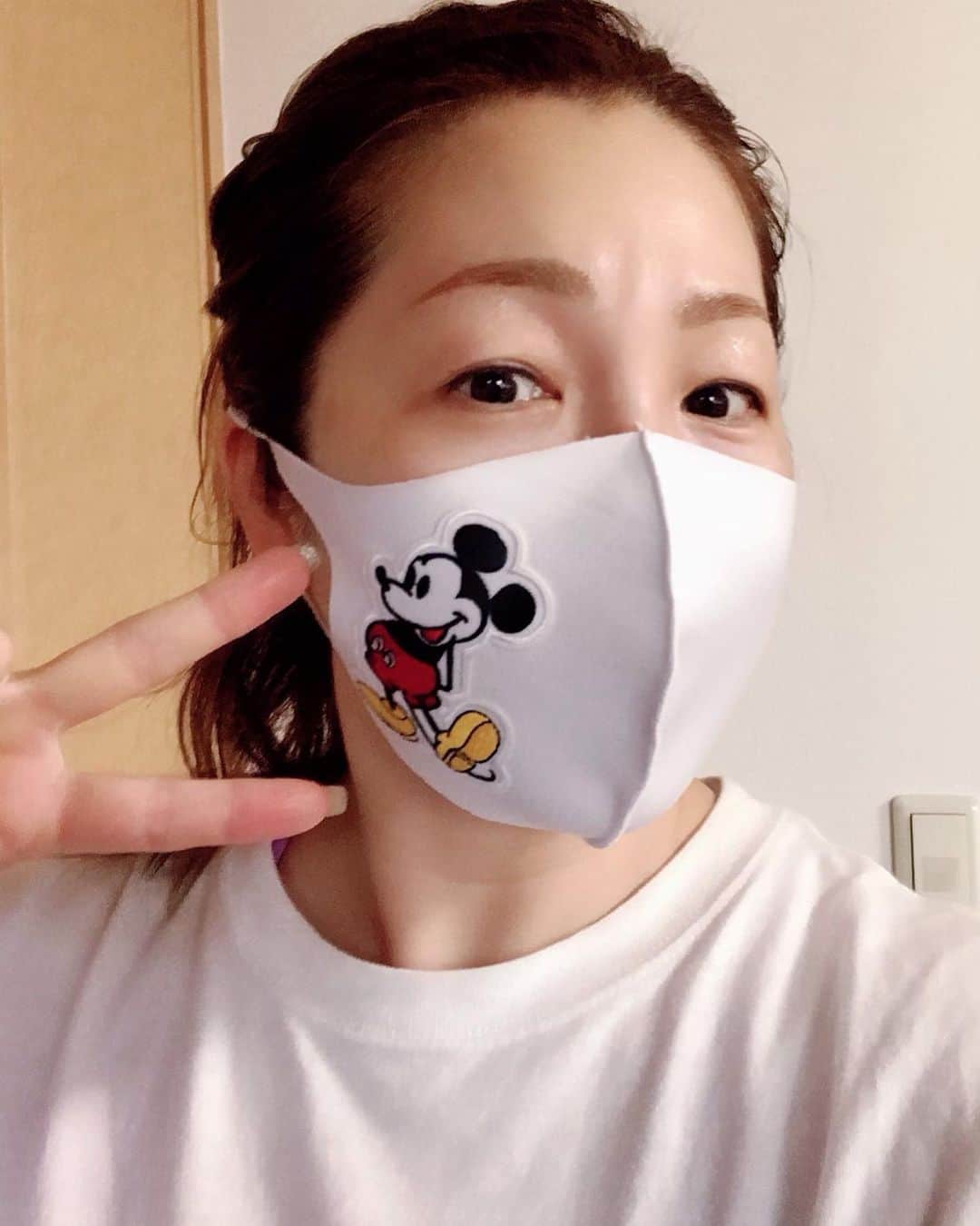 井上貴子のインスタグラム：「夏用マスク^ ^  2枚目以降の写真は ミシンでせっせと作成^ ^  アタシのマスクと 紅緒柊音の保冷剤入れ^ ^  お散歩行く時の必需品。  暑くなるから首元に 保冷剤を仕込んで出かけます^ ^  指先だけは器用なの（笑）  Happyで^ ^  コロナ問題に携わる 全ての皆様。  心から 感謝しています。  #井上貴子  #LLPWX #女子プロレス #紅緒と柊音 #トイプードル #ペアルック #ミッキーマウス #指先だけは器用 #ハンドメイド #保冷剤入れ #イチナナ配信 #感謝 #STOPCOVID19」