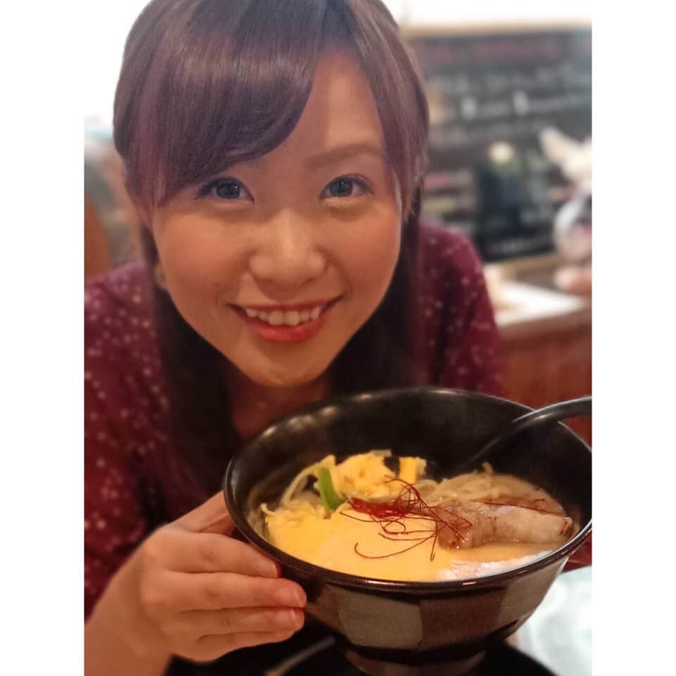 南條早紀さんのインスタグラム写真 - (南條早紀Instagram)「オムラーメン🍜❤️ . . フルサタ！終わって、畑に行こう！ そのまえにお昼を食べよう✨ってことで Kディレクターに連れて行ってもらった ブラッセリエさん。 . オムラーメンがおすすめということで、 ラーメンにオムレツ…？🤔 と思いながらも頼んでみたら 衝撃の美味しさでびっくり😳❤️ . . このオムレツかとろとろふわっふわで、 崩しながらスープにつけて食べると最高💓 . 麺は太め、スープは海鮮豚骨でバターの香りもするの！ あっさりだけどコクがあって、 とっても美味しくて、 キレイに飲み干してしまいました🤤💓 . . あんまりラーメンって食べないんだけど、 このオムラーメンはまた食べたい❤️ ってもうすでに思ってる🥺 . . ひと口食べて感動した顔が2枚目です。笑 . . 一緒だったAディレクターが食べてた ドリアも美味しそうだったから 今度行ったときは悩んじゃうな🤔❤️ . やっぱりお店の味は素晴らしいな…👏 ごちそうさまでした！✨✨ . . . #富山 #富山県 #富山市 #とやま #toyama #婦中町 #ブラッセリエ #洋食 #レストラン #オムラーメン #オムレツ #ラーメン #富山ラーメン #めんすたぐらむ #ふわとろ #スープ最高 #富山グルメ #富山ランチ #ラーメン🍜 #美味しかった #最高 #うちデリ #富山市ランチ #土曜日 #アナウンサー #女子アナ #南條早紀 #にやにや #ごちそうさまでした #❤️」6月14日 18時00分 - nanjo_saki