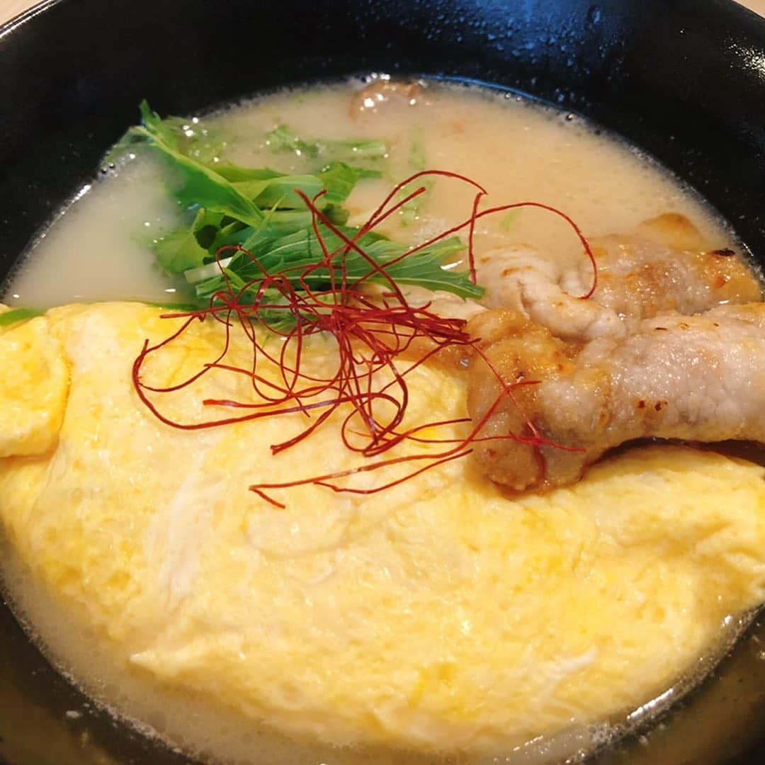 南條早紀さんのインスタグラム写真 - (南條早紀Instagram)「オムラーメン🍜❤️ . . フルサタ！終わって、畑に行こう！ そのまえにお昼を食べよう✨ってことで Kディレクターに連れて行ってもらった ブラッセリエさん。 . オムラーメンがおすすめということで、 ラーメンにオムレツ…？🤔 と思いながらも頼んでみたら 衝撃の美味しさでびっくり😳❤️ . . このオムレツかとろとろふわっふわで、 崩しながらスープにつけて食べると最高💓 . 麺は太め、スープは海鮮豚骨でバターの香りもするの！ あっさりだけどコクがあって、 とっても美味しくて、 キレイに飲み干してしまいました🤤💓 . . あんまりラーメンって食べないんだけど、 このオムラーメンはまた食べたい❤️ ってもうすでに思ってる🥺 . . ひと口食べて感動した顔が2枚目です。笑 . . 一緒だったAディレクターが食べてた ドリアも美味しそうだったから 今度行ったときは悩んじゃうな🤔❤️ . やっぱりお店の味は素晴らしいな…👏 ごちそうさまでした！✨✨ . . . #富山 #富山県 #富山市 #とやま #toyama #婦中町 #ブラッセリエ #洋食 #レストラン #オムラーメン #オムレツ #ラーメン #富山ラーメン #めんすたぐらむ #ふわとろ #スープ最高 #富山グルメ #富山ランチ #ラーメン🍜 #美味しかった #最高 #うちデリ #富山市ランチ #土曜日 #アナウンサー #女子アナ #南條早紀 #にやにや #ごちそうさまでした #❤️」6月14日 18時00分 - nanjo_saki