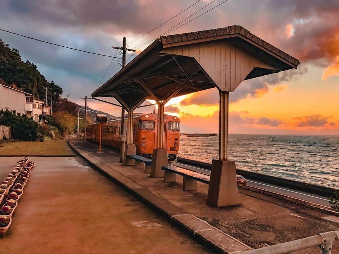 楽天トラベル さんのインスタグラム写真 - (楽天トラベル Instagram)「こんにちは😀 今日は絶景駅のお写真をご紹介します✨ ーーーーーーーーーーーーーー 📍#下灘駅 （愛媛県 JR四国予讃線） ーーーーーーーーーーーーーー ホームから目の前いっぱいに瀬戸内海の絶景が広がる日本で1番海に近い駅。 青春18きっぷなどのポスターに度々採用されているほか、映画やドラマのロケ地になるなど話題を集めています。 ーーーーーーーーーーーーーー Special Thanks💓 📸Photo by @jin2_shun11  みなさんの #次の旅先リスト もぜひ教えて下さいね ーーーーーーーーーーーーーー 旅先で出会った美しい風景や素敵な旅館などを  #rakutentravel を付けてぜひシェアしてください😊 このアカウントでご紹介させていただきます💗 ーーーーーーーーーーーーーー  #楽天トラベル #旅行好きな人と繋がりたい #旅したくなるフォト #旅行 #国内旅行 #おうちで旅体験 #旅行好き #旅行好きと繋がりたい #travel #trip #japan #日本の景色 #日本の絶景 #日本の風景 #絶景 #絶景駅 #駅 #海 #夕焼け #秘境駅 #日本の絶景 #予讃線 #日本一海に近い駅 #秘境駅」6月14日 18時00分 - rakutentravel