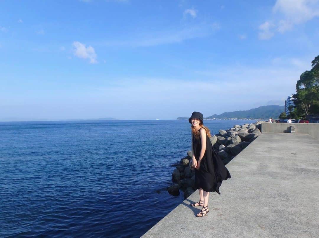 のインスタグラム：「🐳💙 大阪を離れてしまうので 人も少なく、リフレッシュできる 淡路島の旅へ連れて行ってもらいました。 嘘みたいに青い海が とっても綺麗で 町も人も、温かかった。」
