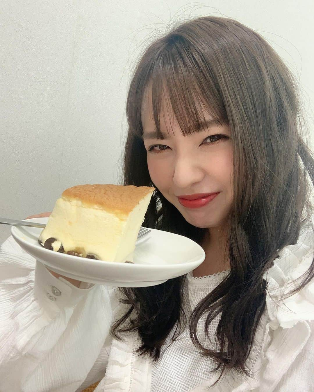 山田菜々さんのインスタグラム写真 - (山田菜々Instagram)「#王様のブランチ でおすすめした #りくろーおじさん のチーズケーキを頂きご満悦の表情です☺️﻿ ﻿ 関西人で知らん人おるんかな〜？ってくらい﻿ 有名で私はもぅ何個食べたかわかりません！😂笑﻿ ﻿ アイドルの頃みんなで食べようと買って行ったら﻿ 他の子も買ってきてて楽屋にいっぱい﻿ りくろーおじさんが並ぶのはよくみた光景だった🤤﻿ ちなみにもちっこきなこも美味しいのよ🤭❤️﻿ ﻿ 久しぶりにスタイリストさんが用意してくれた﻿ 衣装をきてばっちり気合い入ってる写真たちも﻿ みなさん、どうぞご覧あれ〜！笑﻿ ﻿ どの衣装もデザインに凝っていたり、﻿ 毎回たくさん用意してくれる中から悩んで選ぶ﻿ お気に入りのものばっかりです😭❤️﻿ ﻿ 可愛い服を貸してくださるブランドさんと﻿ ななちゃんに合うやつはこれかな〜と探してくれる﻿ スタイリストさんに感謝でございます。🙇‍♀️」6月14日 18時10分 - tannana.yamada