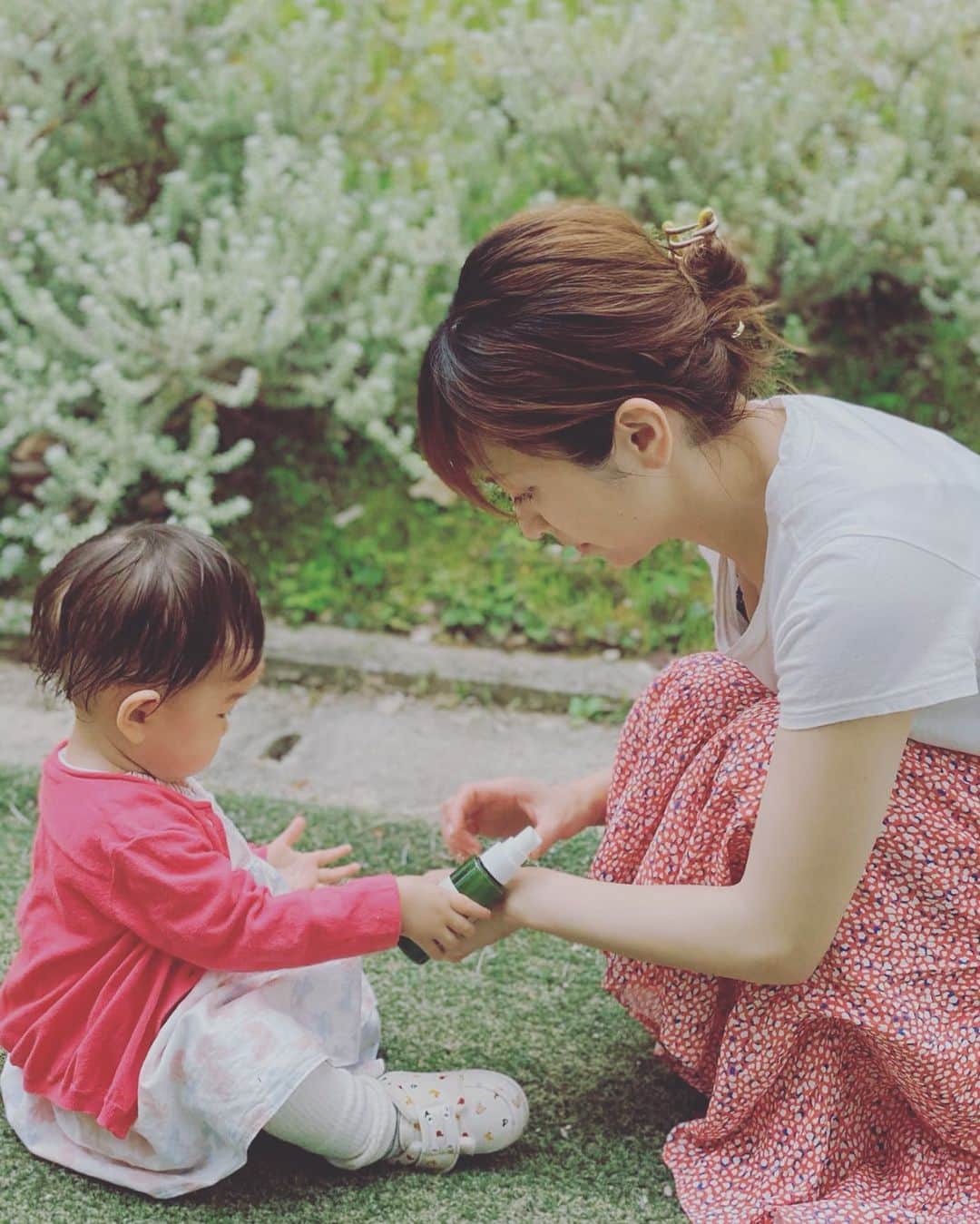 田中涼子のインスタグラム：「子どもたちの肌、今はツルツルだけど娘に関しては生後1ヶ月くらいからずーっと肌トラブルで悩んだなぁ。  薬あまり使いたくないから 肌荒れの元になりそうなこと排除して 時間はかかったけどキレイに治ってよかった🥺  #女の子ママ #ベビーケア」