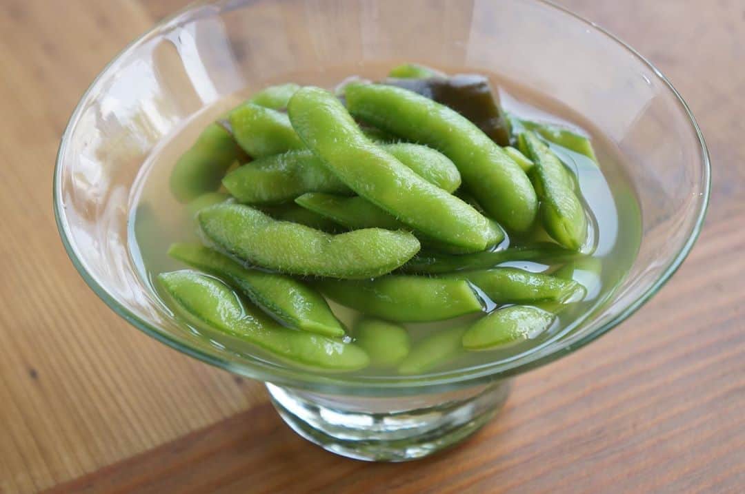 鈴木あすなのインスタグラム：「. 「枝豆の出汁浸し」 . 【材料:2人分】 枝豆　200g 出汁昆布　5cm大 塩　小さじ1/2 ★茹で汁 ★塩　小さじ1/3 . ①枝豆は両端をハサミで切る。塩をしっかり揉み込む。 . ②水500mlを鍋に入れて火にかける。沸騰したら①を入れて4分茹でる。 . ③ボウルに★と茹でた枝豆を入れて冷やす。 . 次の日が食べごろ。そのまま茹でた枝豆も美味しいけど、こうして1晩つけて、皮を吸いながら(笑)食べるのも美味しい。 . 豆類はさやから出汁がでるから、枝豆を茹でた茹で汁でごはんを炊き、炊き上がったら豆を混ぜると美味しい豆ご飯になる。 . 夏野菜が美味しい季節になりましたね。 . 最近ジメジメ暑いから、さっぱりしたもの食べて食事で涼を感じたいものです。 . #オープンレシピ#枝豆の出汁浸し#枝豆#豆好き#夏野菜」