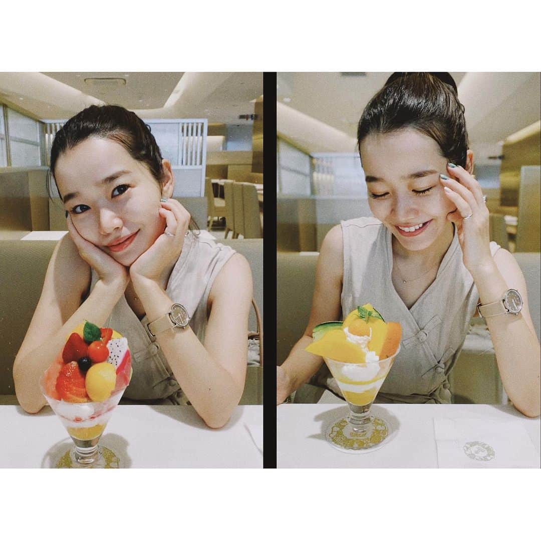 猪鼻ちひろのインスタグラム：「🥭🍓🍈 久々のパフェにテンション上がって、 時よ止まれ…と思ったよ🥺 コーデは、いただいたDANISH DESIGNの新作時計と合わせて ベージュのワントーンコーデにしてみましたとさ♡ #パフェ好き #もう食べたい  #ちひろのお洋服 #ワントーンコーデ」