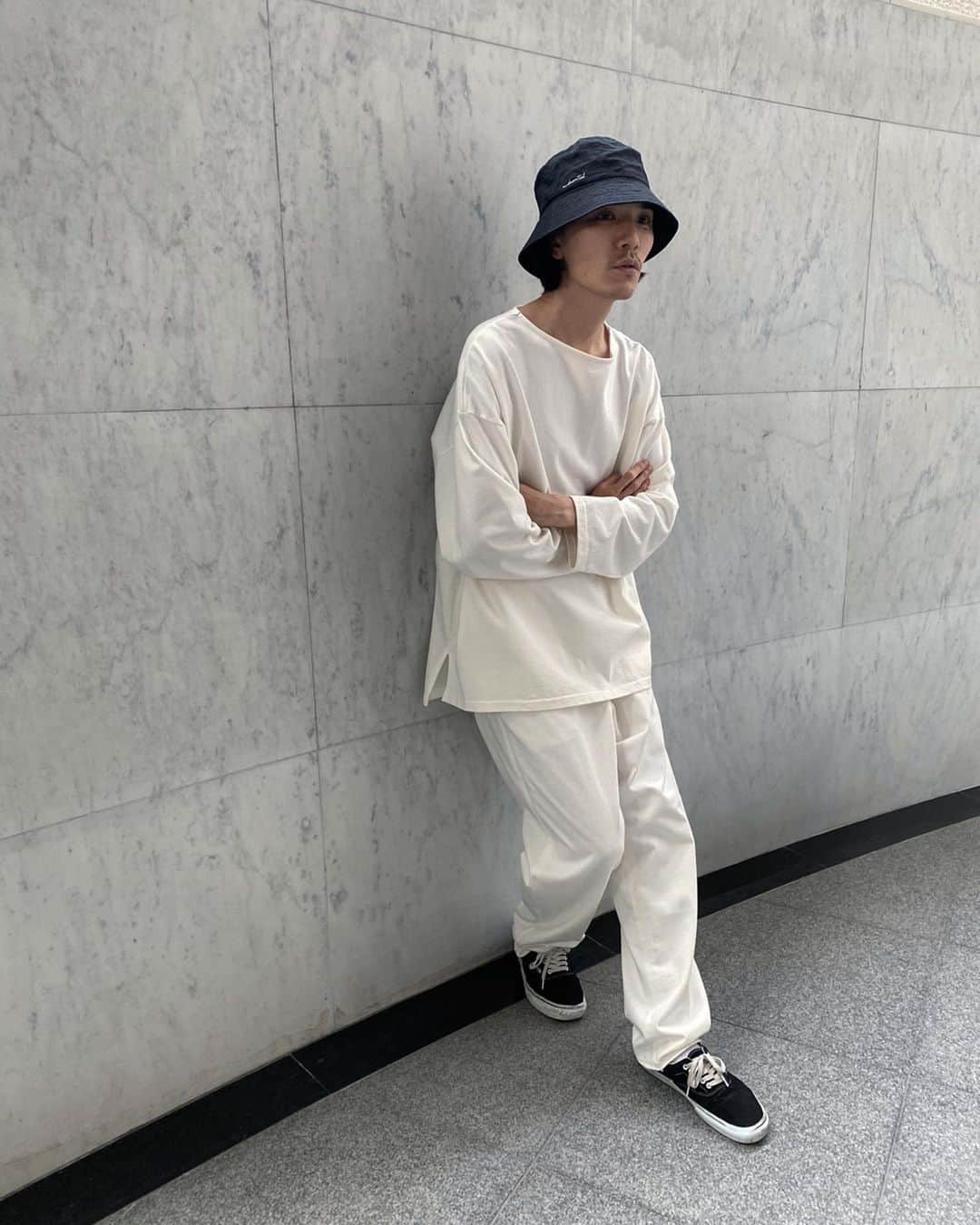 Takayuki Konoのインスタグラム：「. 雨の日のオールホワイト好きです。 トップスとパンツはどちらもプレーティングしたコットンジャージー素材を使ったモノです。ハリがあってシルエットが綺麗に出るし、パンツは膝が伸びなくて最高です。 “One Summer Morning”シリーズ沢山の方にご購入頂きありがとうございます。 お問い合わせも多数頂いていますが、一部完売している商品の再販も可能なアイテムのみ検討中です。 コルトレイクリネンを使ったバケットハット、丸めてポケットに入れて持ち運べたりして便利です。 #onesummermorning #undecorated」