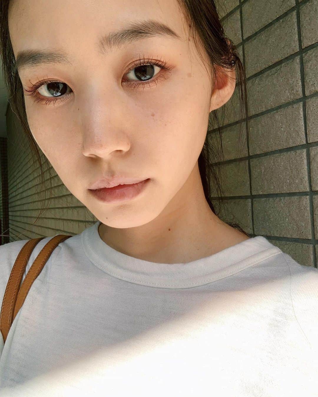 Shiho Sasakiのインスタグラム：「休日メイク💎 フルメイクしても結局マスクしちゃうから 目元にポイント置きたくなるよね☝️ 発色いい @threecosmetics のリキッドシャドーが最近は大活躍💯 肌馴染みが良いアプリコットブラウン🍫 ✔︎アルカミストツイストフォーアイ 08 他にもイエローとかブルーとか可愛い色味沢山出てたよ🌈 #eyemakeup#three」