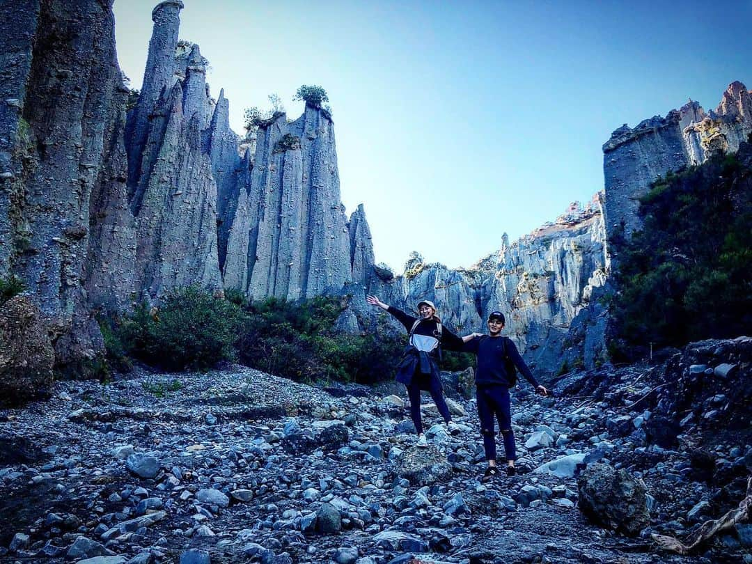 尾島知佳さんのインスタグラム写真 - (尾島知佳Instagram)「We went to #putangiruapinnacles  This is the filming location of the movie “The Lord of the Rings” It’s so amazing 😉 #ロードオブザリングのロケ地 #ロードオブザリング #ロケ地巡り #死者の道 #神秘的 #崖下り #土砂崩れ #もともとは海でした #ニュージーランド #観光地 #ウェリントン #ワイララパ  #newzealandtrip #filminglocation #thelordoftherings #putangiruapinnacles #couplephoto #itsamazing」6月14日 18時27分 - chika.ojima