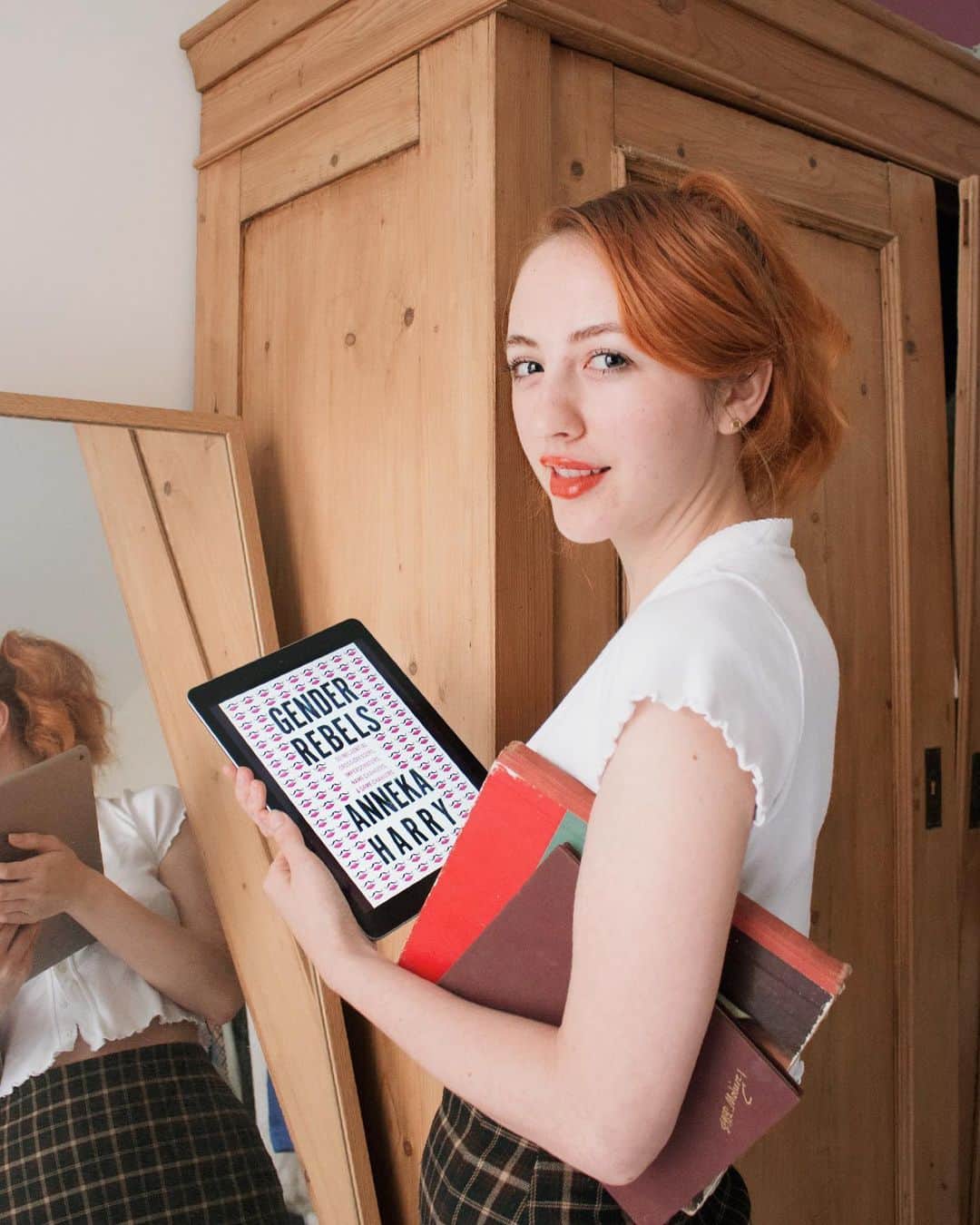 ベッキー・クルーエルのインスタグラム：「#ad My focus is often on vintage style, artists muses, and old films, however they don’t often paint a fair picture of the women within them. This month (June, pride month!) I’m setting myself the task of educating myself on the stories of more women, both past and contemporary. History has a masculine skew, and I know the voices of women were dying to be heard through generations. ⁣ ⁣ I’m currently reading Gender Rebels by Anneka Harry - the tales of 50 excellent, game-changing, rule breaking women who have come before me. I hope they will inspire a more rebellious streak within me too! 😉⁣ ⁣ Let me know your muses of the past. The clever disguised of Ellen Craft and Kit Cavanagh have already excited me so much to learn about, and I can’t believe I didn’t know them before now!⁣ ⁣ #currentlyreading #genderrebels @amazonpublishing @annekaharry」
