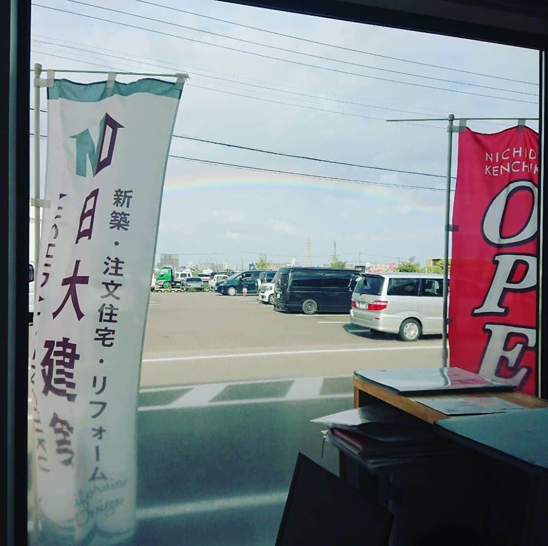 日大建築のインスタグラム：「この時期の打合せ中に虹🌈が現れました👍 #日大建築#カリフォルニアスタイル #サーファーズハウス新築#注文住宅#宮崎市#モダン#オシャレ#ビーチ#海#surf #ハワイ#アメリカン#大工#建築#設計#ウッドスタイル#中古住宅#リフォーム#リノベーション#カバードポーチ#ウッドデッキ#ヘリンボーン#マイホーム」
