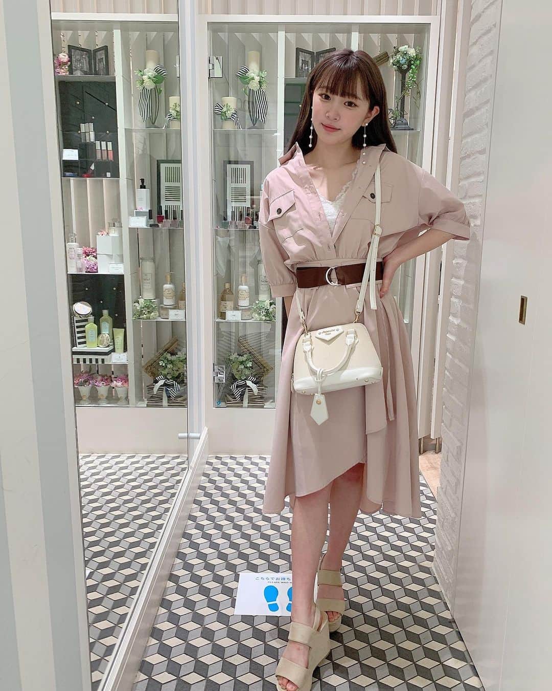 平野夢来（ゆぴぴ）のインスタグラム：「全身CECILさんコーデ❕ ・ ・ ワンピースをあえてあけてレースのキャミが見えるようにした🤍 小物を白で統一感出したよん〜！！ お出かけできるようになったけどまだまだマスクが離れてくれないからメイクがめっちゃ落ちてるｱｾｱｾ #ぴぴスタイル」