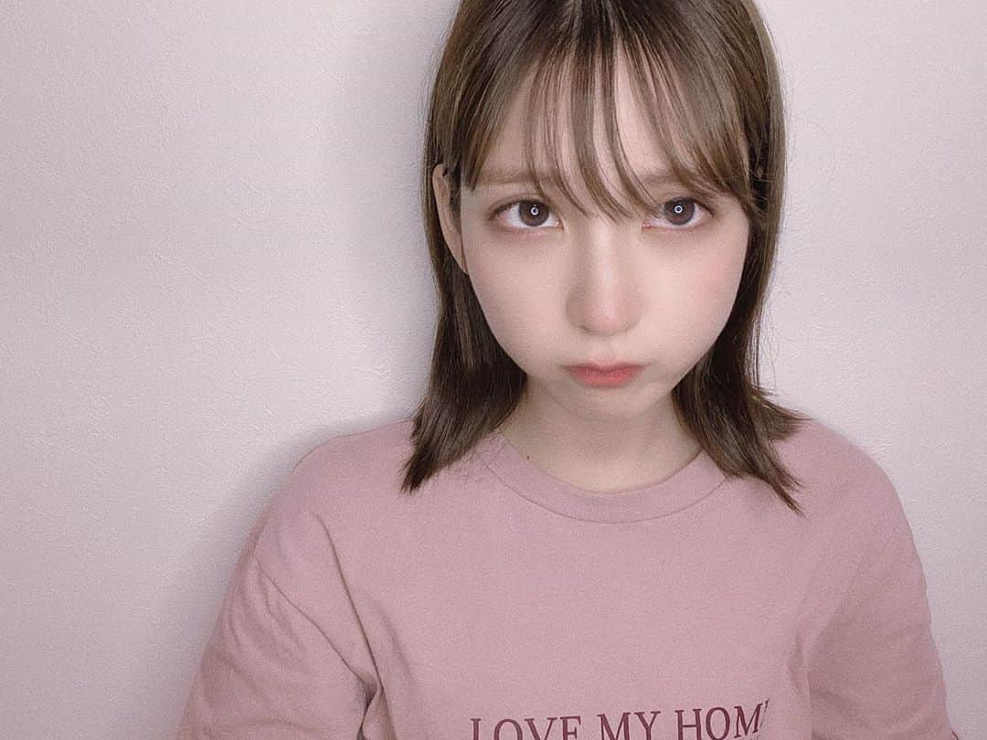 松岡菜摘さんのインスタグラム写真 - (松岡菜摘Instagram)「. . アイロンしても 10分くらいで髪がはねる。 私は怒っている。 . 天気につられて 心もげんきがなくなるねぇ。😢 . #☂️」6月14日 18時39分 - natsustagram_hkt