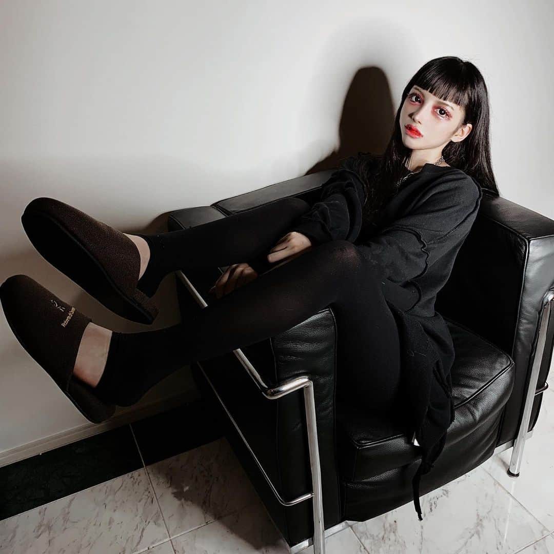 chiiiiiのインスタグラム：「携帯直ったので コメント返信します📝🖤」