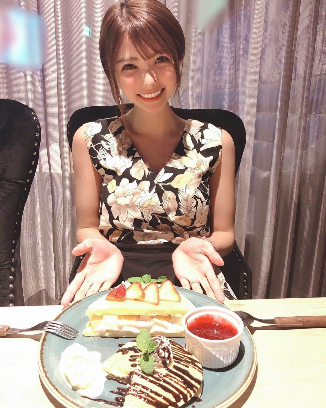 岡田栞奈のインスタグラム：「パンケーキ食べてきた🤤🥞 照明で白飛びしてる(笑) 甘いものを目の前にすると めっちゃ笑顔になるかんなさんです🤣❣️ #パンケーキ #ハワイアンパンケーキ #お昼ご飯 #甘党 #甘党女子」
