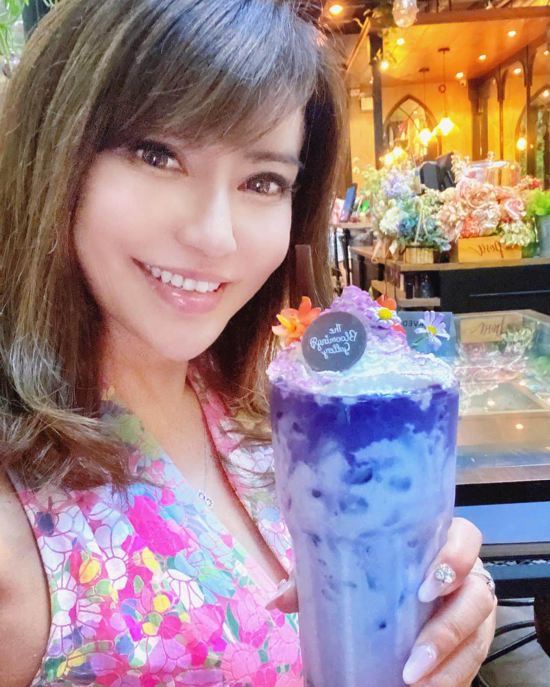 selfieneのインスタグラム：「雨降り☔️ばかりなので、明るい過去pic😊早く戻りたいな、南国へ🏝 #投資女子  #映えカフェ  #シンガポール #バンコク」