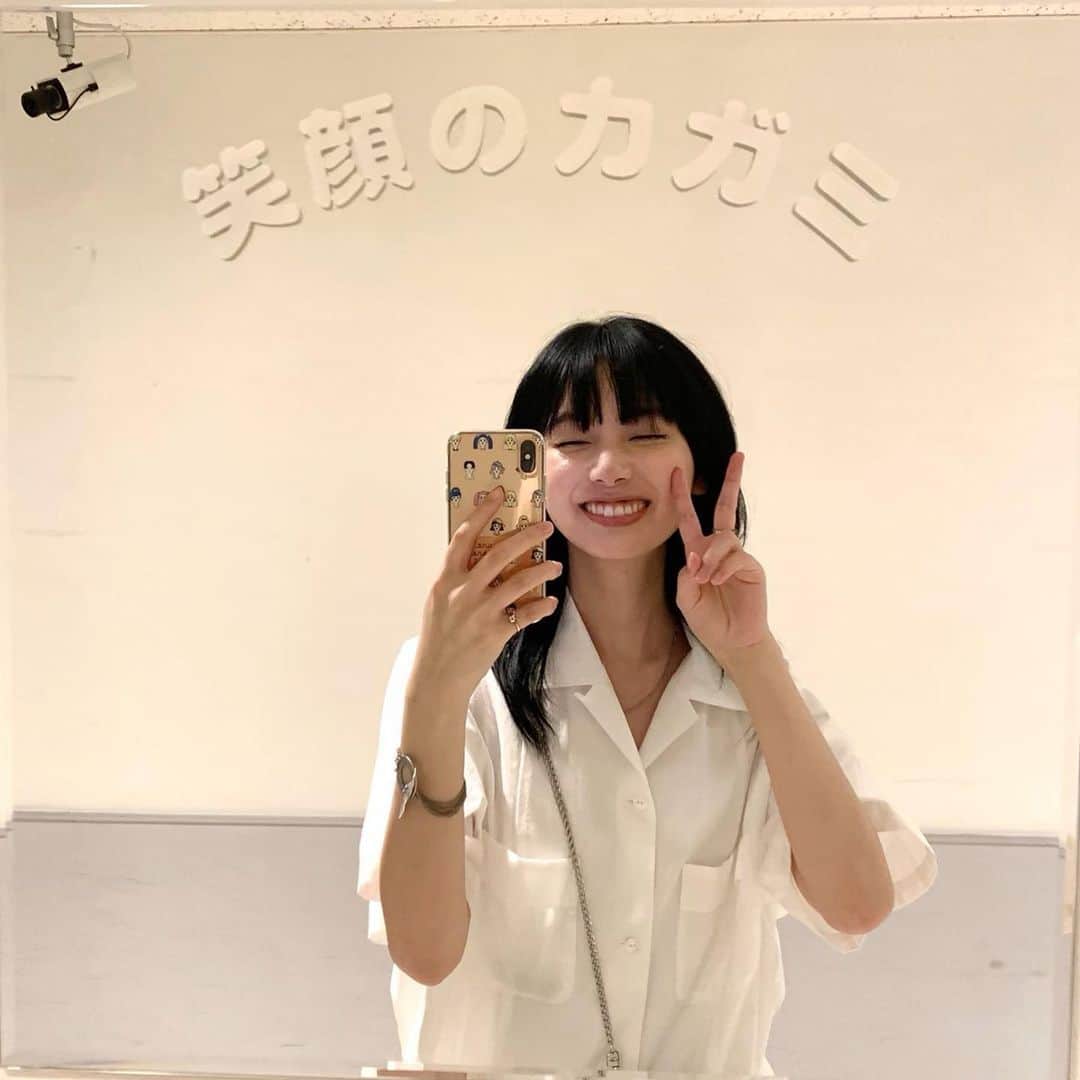 きなりのインスタグラム：「こないだストーリー載せたら投稿して！ってとても言われたやつ🙏 6月始まってお仕事も始まって、ハッピー😆✌️という顔です笑 とある現場で見つけたこの鏡、めちゃくちゃ可愛かったなあ！ 明日からも皆さん笑顔で！楽しく過ごしましょう〜！☺️🔥」