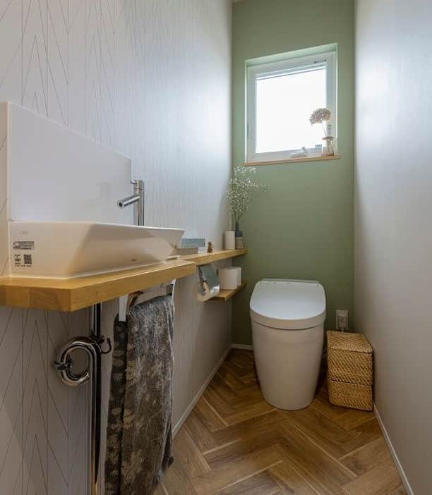 コラボハウス一級建築士事務所さんのインスタグラム写真 - (コラボハウス一級建築士事務所Instagram)「.⠀ 模様のある壁紙と⠀ アクセントになるグリーンの壁紙、⠀ 床にはヘリンボーンを使い、⠀ 個性的なお手洗い。⠀ 狭い空間だからこそ⠀ 自分らしさを出すのも素敵です。⠀ .⠀⠀⠀⠀ 他にも沢山のお家を⠀⠀⠀⠀ ホームページでご紹介しています。⠀⠀⠀⠀ @collabo_house　からご覧ください。⠀⠀⠀⠀ #トイレ #タンクレストイレ #造作カウンター #洗面ボウル #アクセントクロス #ヘリンボーン #クッションフロア #北欧 #自分らしい暮らし #マイホーム #デザイナーズ住宅 #注文住宅新築 #設計士と直接話せる #設計士とつくる家 #コラボハウス #インテリア #愛媛 #香川 #新築 #注文住宅」6月14日 19時00分 - collabo_house