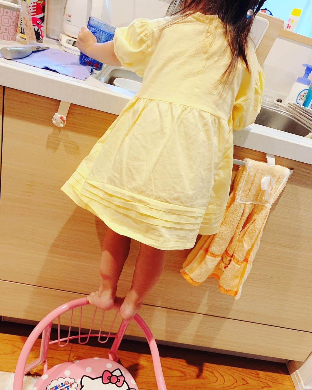 井上ゆりなさんのインスタグラム写真 - (井上ゆりなInstagram)「洗いたがる年頃。 2歳半。」6月14日 18時55分 - i.yurina12