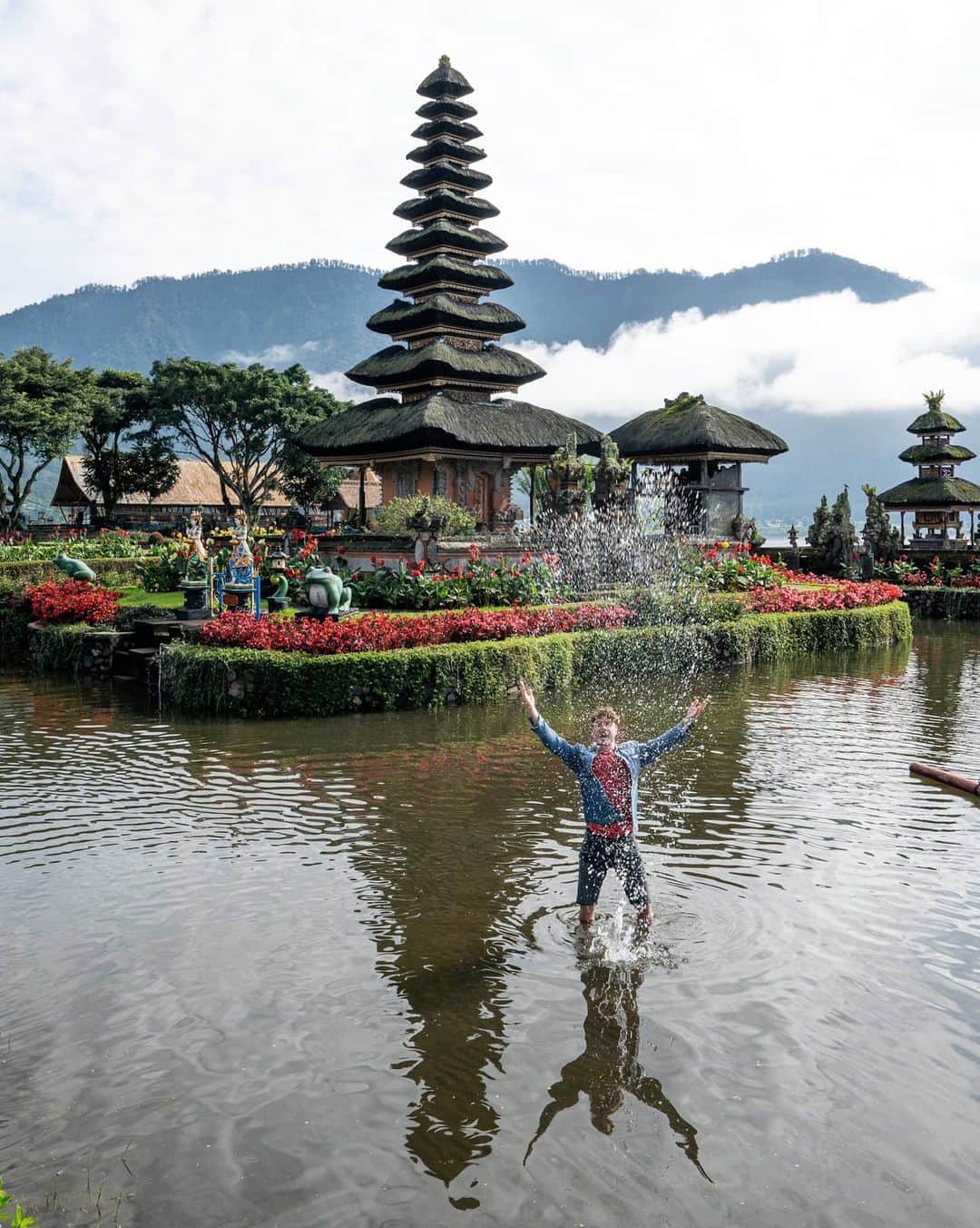 アラン・ディクソンさんのインスタグラム写真 - (アラン・ディクソンInstagram)「Love you Instagram family ❤️ Some peaceful time throwbacks here. Who's excited for 2021? - 📸 @angelina @helen_jannesonbense #travel #bali #indonesia #tropical #nature #balilife #jumping #travelgram」6月14日 19時08分 - daxon