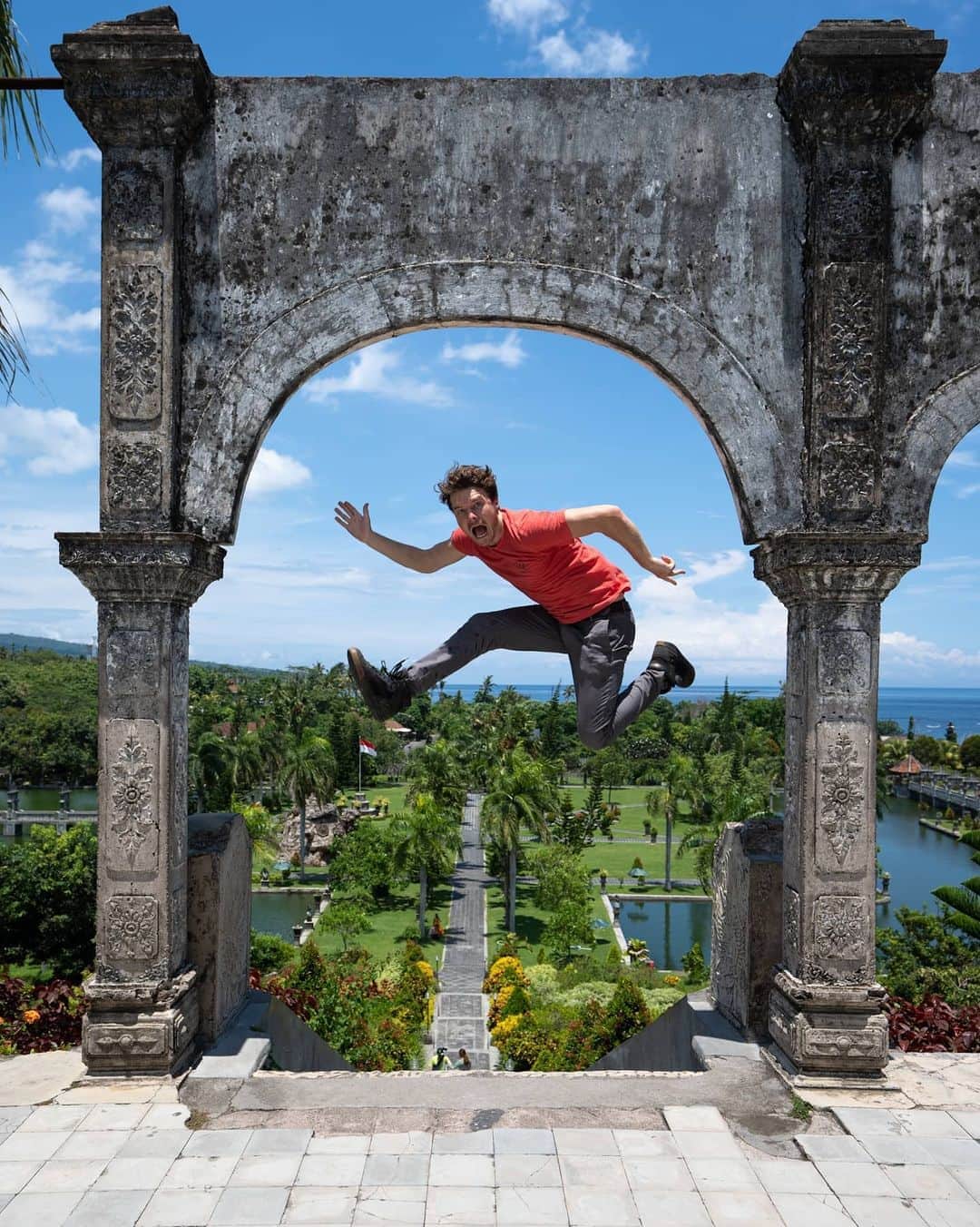 アラン・ディクソンのインスタグラム：「Love you Instagram family ❤️ Some peaceful time throwbacks here. Who's excited for 2021? - 📸 @angelina @helen_jannesonbense #travel #bali #indonesia #tropical #nature #balilife #jumping #travelgram」