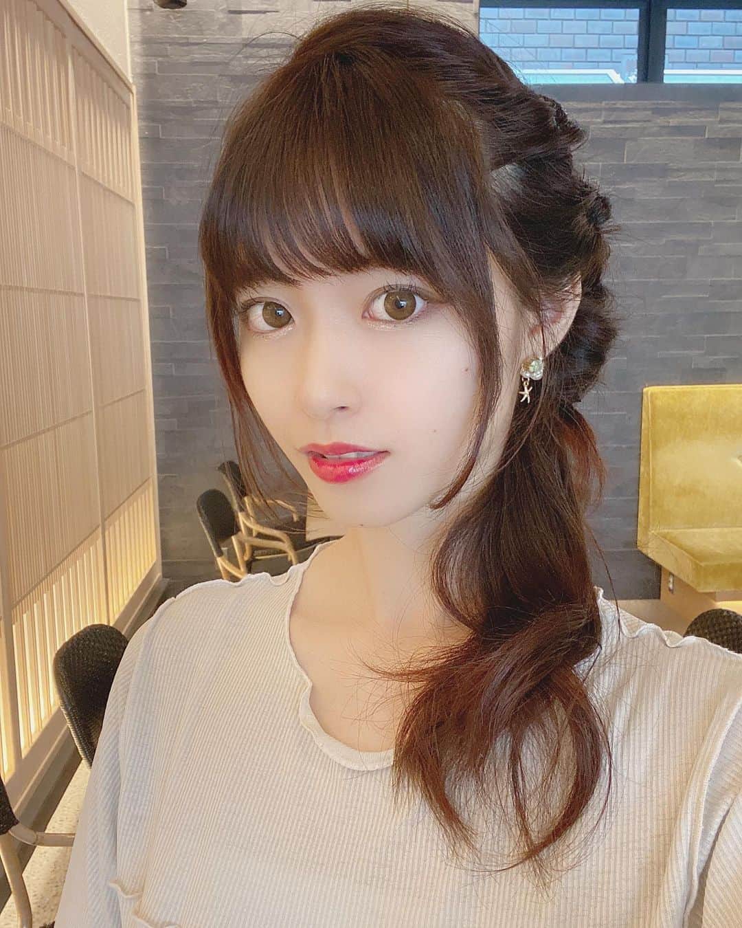 のインスタグラム：「. . この前久しぶりにヘアアレンジしてみた✨ . くるりんぱで編み込み風ヘアアレンジ💐 髪の毛を7:3に分けて、上から少しづつ分けて、3回くるりんぱしていくだけ🥰 . . トップスの色と併せて爽やかなミントカラーの夏色イヤリング🏖🐠 . . . #salonmodel #model #ヘアアレンジ #makeup #コーディネート #メイクアップ #ヘアカラー  #サロンモデル #サロモ #フリーモデル #フリーランスモデル  #ロングヘア #モデル #撮影 #作品撮り #ファッション #メイク #コスメ　#make  #くるりんぱアレンジ #くるりんぱ」
