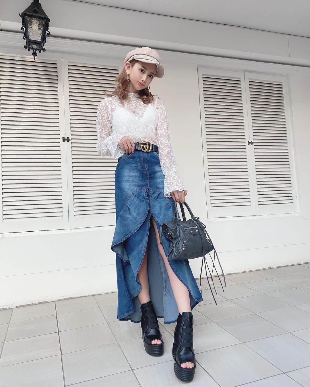 のインスタグラム：「. . #fashion 🤍🤍🤍🤍 . . この前のお出かけコーデ🥱♡ . 暑くなってきたけど 春服まだ着たくて。笑笑 . . この日のデニムスカートちょー可愛くない？💞💞 歩くとふわって広がって とってもお気に入りなの〜😿👌 . @_babeljp_ のだよ！！ . . #ダイエット #トレーニング #尻トレ #自宅トレーニング #ヒップアップ #ファッション #楽痩せ #バストアップ #ダイエットメニュー #酵素ドリンク #酵素 #着圧ソックス #メイク #ランジェリー #ワンピースコーデ #ワンピース #chanel #diet #bodymake #training #shaon #shaonshoes」