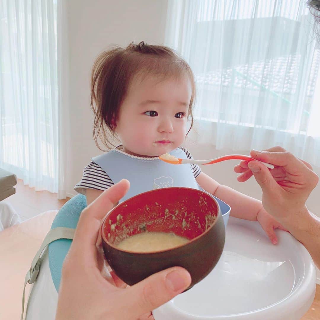 しほの涼のインスタグラム：「#全卵デビュー 🥚 白身もアレルギー無いみたいで良かった💦😭😭 今のところ小麦も牛乳も卵もアレルギーなし❗️❗️ 子供なのに、嫌いなのはバナナ🍌とヨーグルト🐄 好きなのは、カブの味噌汁と🥣とうもろこし🌽😂😂 渋っ😂😂😂 フルーツ以外はどんな野菜も魚もお肉も好き嫌いしないで食べてくれて、ありがたい🥰 私も離乳食に慣れてきたから、作るのも楽しくなってきました🥣🥰 みじん切りチョッパー買ったっていうのもある😳笑 みじん切りチョッパー神様🌟すぎて、もっと早く買えば良かった😓😓 #生後11ヶ月#生後11ヶ月女の子 #生後11ヶ月半#令和ベイビー#令和2年ベビー #令和元年ベビー #令和元年 #赤ちゃん#離乳食#女の子赤ちゃん#赤ちゃんのいる生活 #赤ちゃんのいる暮らし」