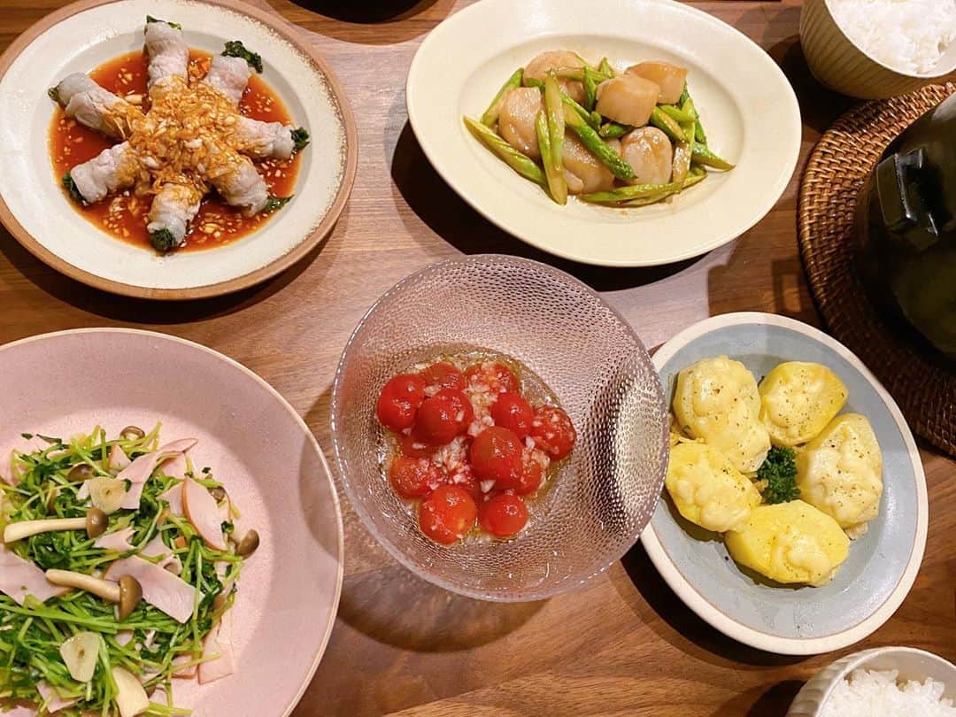 近藤千尋のインスタグラム：「今日のごはん🍚🍴 お休みだったので写真撮る余裕もありました🥺❤️笑 届いたばかりの帆立が美味しかったです🤤 明日からまた1週間頑張りましょう🎶✊ #献立 #時短メニュー #トマトのマリネ #豆苗 #豚肉レシピ」