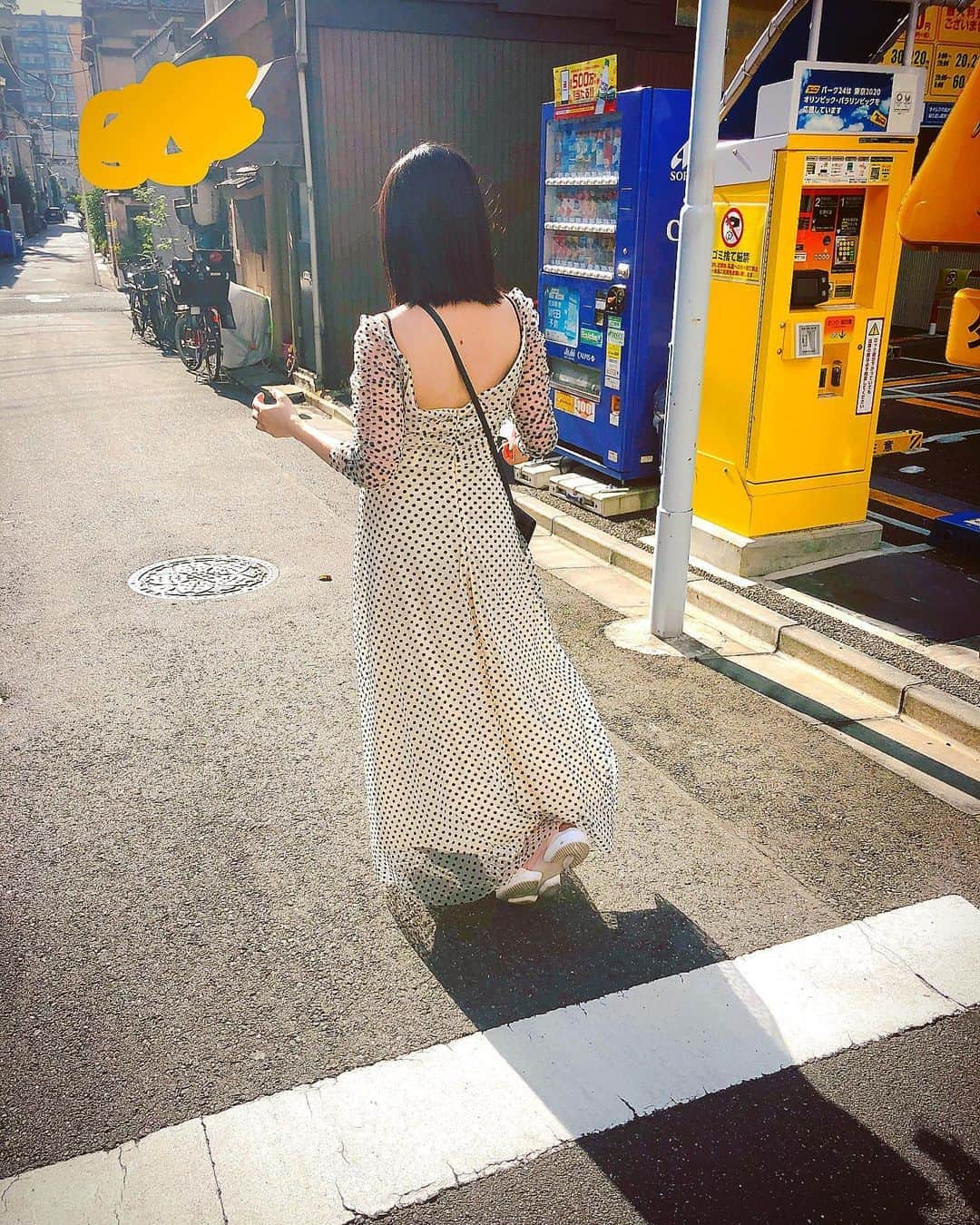 白澤美佳さんのインスタグラム写真 - (白澤美佳Instagram)「✴︎✴︎✴︎ 梅雨入り前のとある日☀️ ・ ・ ・ ・ #☀️ #夏日 #お散歩 #👟 #code  #👗 #dotdress @mamaguitar_ayako  #👟 #sneaker @reebok  #👜 #bag @ysl  #154cmコーデ  #妊婦コーデ #マタニティコーデ #臨月 #36w #妊娠10か月 #🤰」6月14日 19時14分 - mikashirasawa