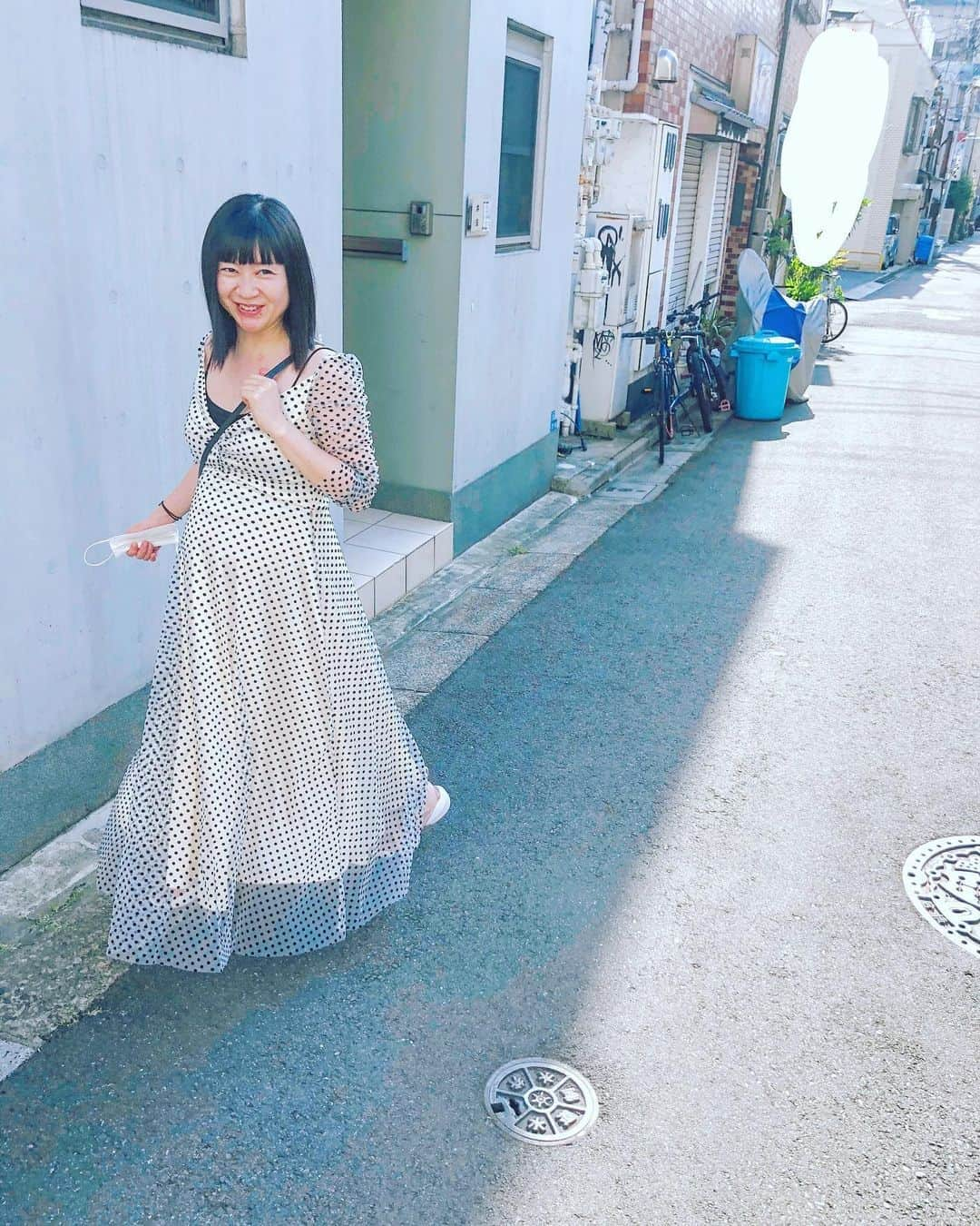 白澤美佳さんのインスタグラム写真 - (白澤美佳Instagram)「✴︎✴︎✴︎ 梅雨入り前のとある日☀️ ・ ・ ・ ・ #☀️ #夏日 #お散歩 #👟 #code  #👗 #dotdress @mamaguitar_ayako  #👟 #sneaker @reebok  #👜 #bag @ysl  #154cmコーデ  #妊婦コーデ #マタニティコーデ #臨月 #36w #妊娠10か月 #🤰」6月14日 19時14分 - mikashirasawa