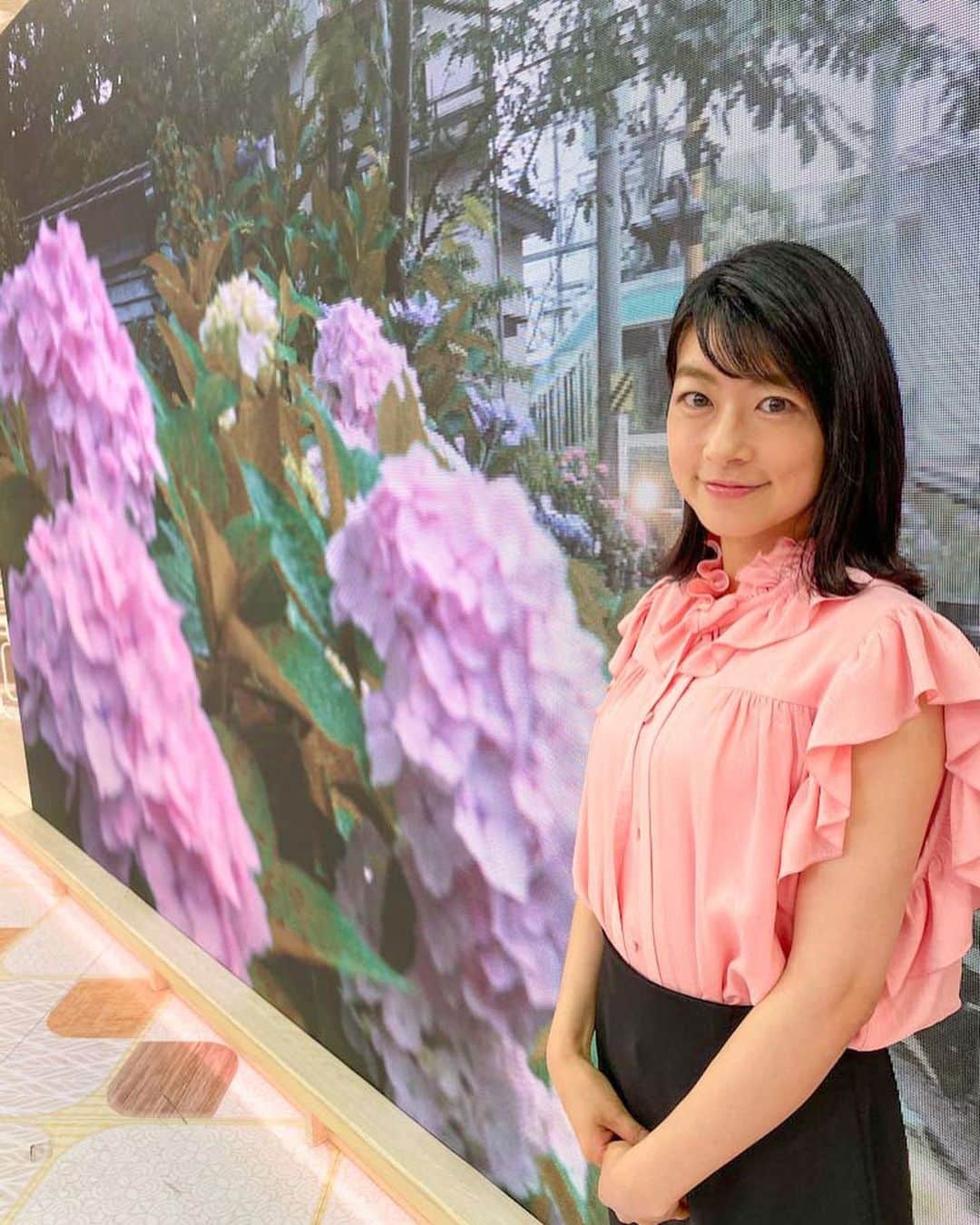 フジテレビ「プライムニュース イブニング」さんのインスタグラム写真 - (フジテレビ「プライムニュース イブニング」Instagram)「今週もご覧頂きありがとうございました。﻿ きょうは紫陽花と﻿ 神奈川県内を走る「江ノ電」をバックにパチリ！﻿ 新型コロナウィルスを封じ込め、﻿ ゆっくりと各地を観光できる世の中が待ち遠しいですね。﻿ 皆さまもご自愛くださいませ。﻿ ﻿ 生野陽子﻿ @msgm  @marina.rinaldi  内田嶺衣奈﻿ @tonal_official  #生野陽子﻿ #内田嶺衣奈 @reina.uchida  #奥寺健 @fujitv_announcer  #永尾亜子﻿ #フジテレビ #アナウンサー #ニュース #感謝の気持ち #梅雨前線 #大雨警戒 #気象情報 #紫陽花きれい」6月14日 19時14分 - livenews_it