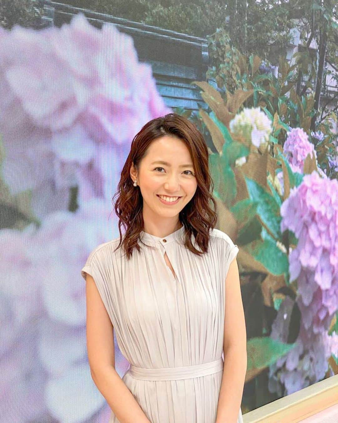 フジテレビ「プライムニュース イブニング」さんのインスタグラム写真 - (フジテレビ「プライムニュース イブニング」Instagram)「今週もご覧頂きありがとうございました。﻿ きょうは紫陽花と﻿ 神奈川県内を走る「江ノ電」をバックにパチリ！﻿ 新型コロナウィルスを封じ込め、﻿ ゆっくりと各地を観光できる世の中が待ち遠しいですね。﻿ 皆さまもご自愛くださいませ。﻿ ﻿ 生野陽子﻿ @msgm  @marina.rinaldi  内田嶺衣奈﻿ @tonal_official  #生野陽子﻿ #内田嶺衣奈 @reina.uchida  #奥寺健 @fujitv_announcer  #永尾亜子﻿ #フジテレビ #アナウンサー #ニュース #感謝の気持ち #梅雨前線 #大雨警戒 #気象情報 #紫陽花きれい」6月14日 19時14分 - livenews_it