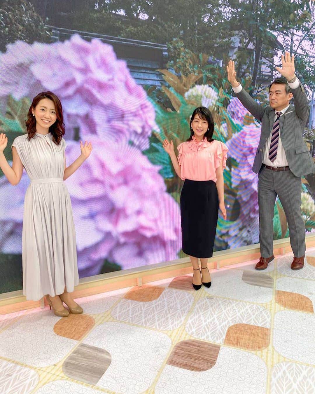 フジテレビ「プライムニュース イブニング」さんのインスタグラム写真 - (フジテレビ「プライムニュース イブニング」Instagram)「今週もご覧頂きありがとうございました。﻿ きょうは紫陽花と﻿ 神奈川県内を走る「江ノ電」をバックにパチリ！﻿ 新型コロナウィルスを封じ込め、﻿ ゆっくりと各地を観光できる世の中が待ち遠しいですね。﻿ 皆さまもご自愛くださいませ。﻿ ﻿ 生野陽子﻿ @msgm  @marina.rinaldi  内田嶺衣奈﻿ @tonal_official  #生野陽子﻿ #内田嶺衣奈 @reina.uchida  #奥寺健 @fujitv_announcer  #永尾亜子﻿ #フジテレビ #アナウンサー #ニュース #感謝の気持ち #梅雨前線 #大雨警戒 #気象情報 #紫陽花きれい」6月14日 19時14分 - livenews_it