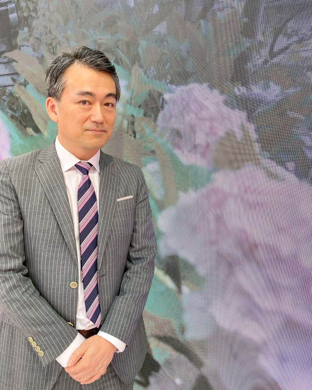 フジテレビ「プライムニュース イブニング」さんのインスタグラム写真 - (フジテレビ「プライムニュース イブニング」Instagram)「今週もご覧頂きありがとうございました。﻿ きょうは紫陽花と﻿ 神奈川県内を走る「江ノ電」をバックにパチリ！﻿ 新型コロナウィルスを封じ込め、﻿ ゆっくりと各地を観光できる世の中が待ち遠しいですね。﻿ 皆さまもご自愛くださいませ。﻿ ﻿ 生野陽子﻿ @msgm  @marina.rinaldi  内田嶺衣奈﻿ @tonal_official  #生野陽子﻿ #内田嶺衣奈 @reina.uchida  #奥寺健 @fujitv_announcer  #永尾亜子﻿ #フジテレビ #アナウンサー #ニュース #感謝の気持ち #梅雨前線 #大雨警戒 #気象情報 #紫陽花きれい」6月14日 19時14分 - livenews_it