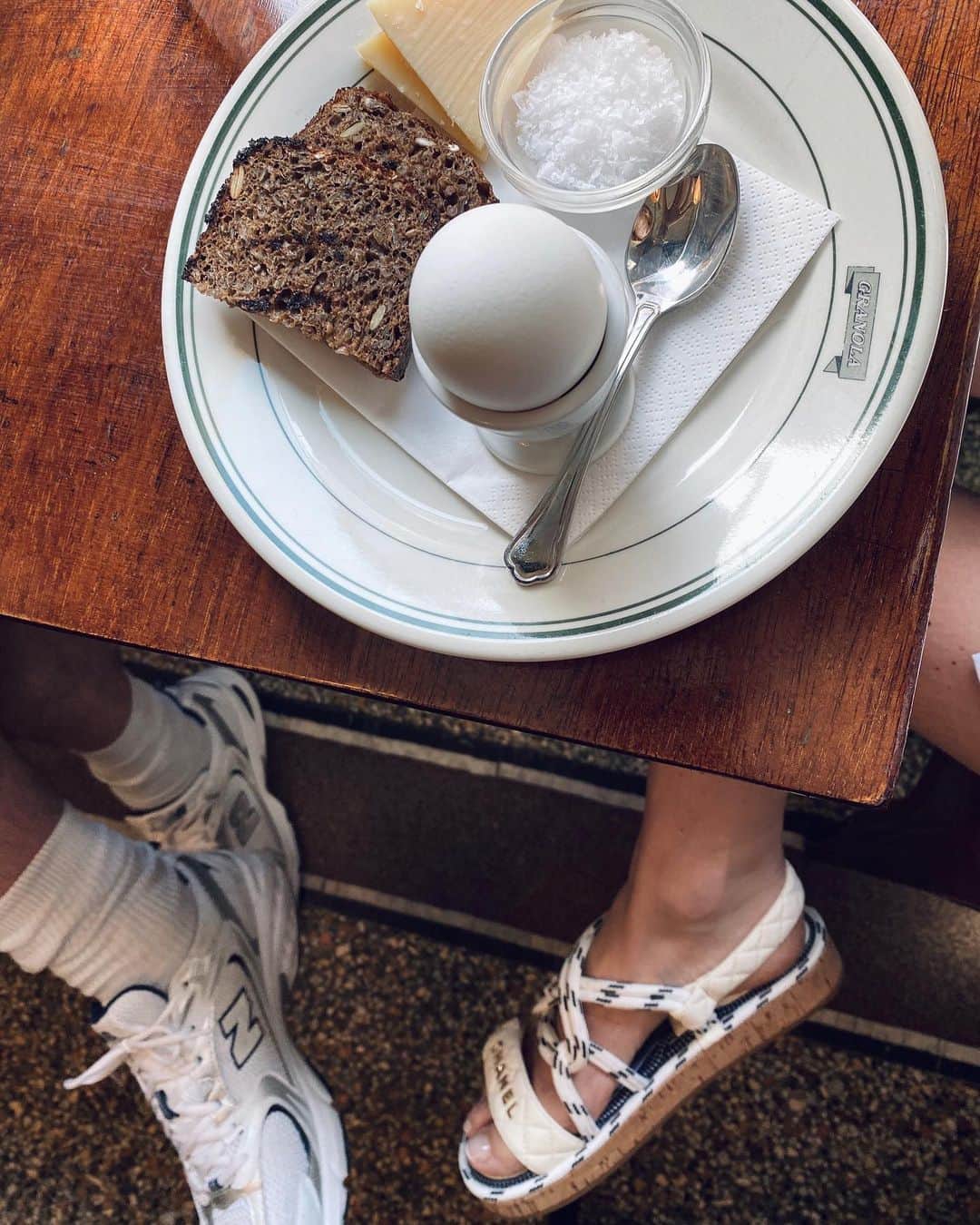 ペニーレ・タイスベックのインスタグラム：「Late breakfast with my man♥️ @lotko」