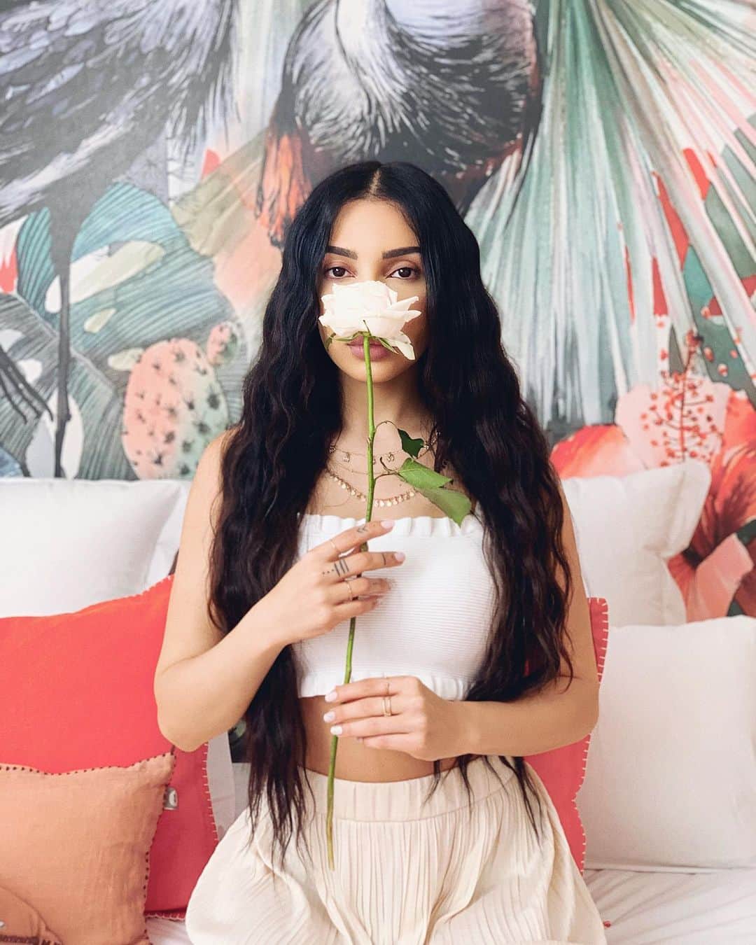sananasのインスタグラム：「Sunday 🤍🕊 Je vous ai posté un haul + essayages fringues hier ! Ce n’était pas prévu mais vous m’avez demandée une vidéo mode axée sur le printemps et l’été 😉Il y a de super jolies pièces et pas mal de couleurs aussi ! C’est un format où j’essaie les fringues et je commente en direct avec vous, je crois que c’est le format que vous préférez parce que c’est comme si vous étiez avec moi 😉Dites-moi !」