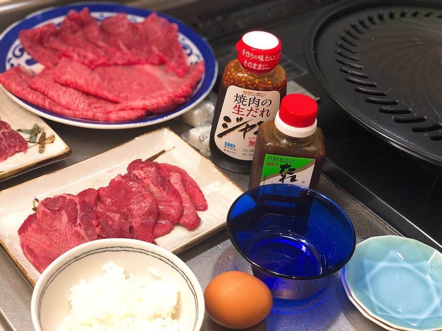 平田薫さんのインスタグラム写真 - (平田薫Instagram)「久々のキッチン焼肉🤤 換気扇の下でできるし片付けも楽！笑 あと謎のパーティ感。笑  仙台牛ロースをゲットしました！美味しいいいい🤤  牛タンはネギだれ作って巻いて食べます。美味〜！ #かおる食堂#キッチン焼肉」6月14日 19時18分 - hiratakaoru1215