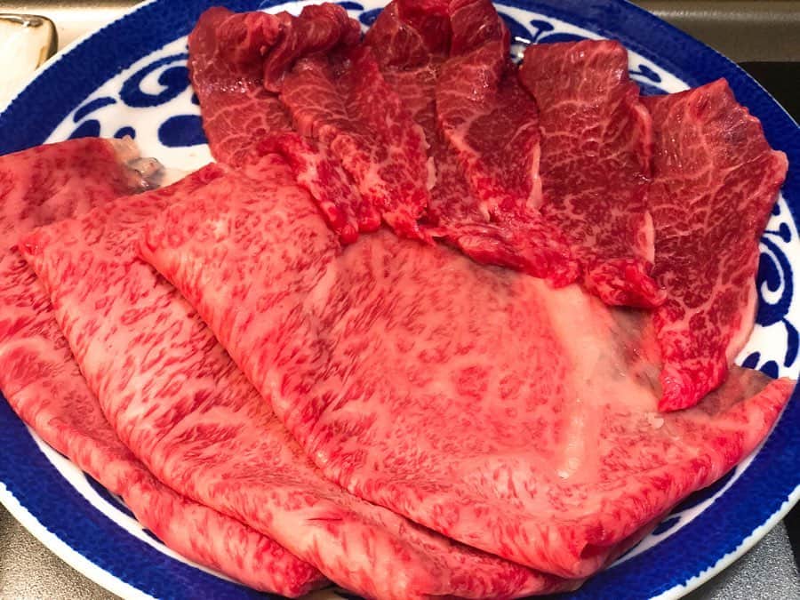 平田薫さんのインスタグラム写真 - (平田薫Instagram)「久々のキッチン焼肉🤤 換気扇の下でできるし片付けも楽！笑 あと謎のパーティ感。笑  仙台牛ロースをゲットしました！美味しいいいい🤤  牛タンはネギだれ作って巻いて食べます。美味〜！ #かおる食堂#キッチン焼肉」6月14日 19時18分 - hiratakaoru1215