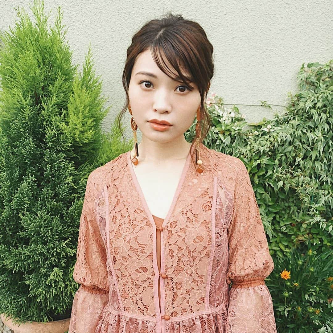 三橋栄香さんのインスタグラム写真 - (三橋栄香Instagram)「. . 【お知らせ】 来週6/20(土)20時に木下半太さん率いる渋谷ニコルソンズさんの 『こちらトゥルーロマンス株式会社〜在宅ワーク編〜』に出演させて頂くことになりました🙇‍♂️🙇‍♂️ . . "運命の出会い"を商品として扱う 非合法すれすれの結婚サポート会社のお話です💍 . . 1度お客さんとして観ていた作品で、 食べたり飲んだりしながら、家族と一緒に爆笑しながら観てました🤣 . オンラインでもこんな面白い作品が出来るのかと感動、、！！ . そしてオンラインなら、喋りながらでも、筋トレしながらでも！何人でも観れるのが魅力だなぁと！端末を持ち込めばトイレでもみれちゃうという！🚽笑 地方にいる方は勿論。全世界の方がリアルタイムで観れますよ🏠🏠 . . 稽古もなにもかも全てリモートで 毎週土日が本番なんですがゲストが入れ替わるのでその度に脚本も少し変わり 何度見ても飽きない作品になっています！！🔥 . . とにかく新感覚で楽しいので興味ある方は是非。 我が社の新入社員として👏🏻 オンライン会議を覗き見して、研修を受けてみてくださいね💒💍 ※途中お客さんが参加出来ちゃうシーンもあります . . . パソコンでの視聴が勧められていますが、スマホでも十分楽しめますよ♩ ※zoomのアプリをダウンロードして、チケット購入後に送られてくるURLから観れます。操作に関しては冒頭でチュートリアルがあるのでご安心下さい。 . . チケットはインスタのプロフィールリンクに貼ってあるのでそちらから購入出来ます✨ . . . 気になるけど、、 そもそもzoomってなに！？zoom演劇って！？全然想像できない〜〜！！ って方は是非TVerかFODで6/17(水)23:54まで配信されているドラマ『#今夜はオンライン飲み会デス』を一度観てみてください！ . こちらも木下半太さんのハラハラドキドキするオンライン作品になっています💰 . . 新しいエンタメを是非体感してみてくださいませー👏🏻🧡 . . #こちらトゥルーロマンス株式会社#こちロマ#zoom#zoom演劇#オンライン#オンライン演劇#エンタメ#コメディ#芝居#木下半太#渋谷ニコルソンズ#styhome#おうち時間」6月14日 19時21分 - mihashi_haruka