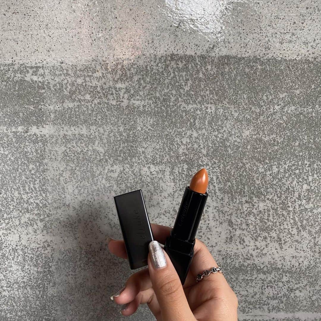 近藤沙良さんのインスタグラム写真 - (近藤沙良Instagram)「. . 今日のオレンジメイクで使ったリップは  @celvoke.jp ディグニファイドリップス23番🍊 . 赤みのある唇の方はオレンジを塗っても 赤っぽくなるから綺麗にオレンジが 発色してくれないらしく私もそうでした😭 . なので元の色味を生かしてくれつつ、 オレンジ系にしてくれる こっちの色の方がおすすめです✌🏿 . #celvoke #celvokerip #オレンジ系 #リップおすすめ #salisty_mag」6月14日 19時21分 - saaara57