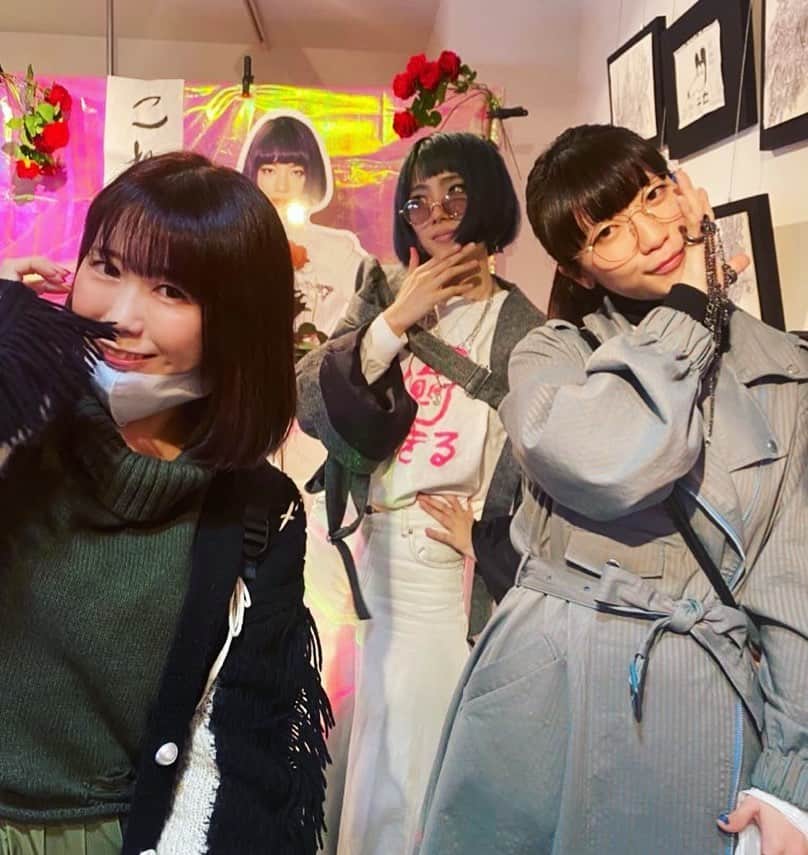 水野しずのインスタグラム：「これは今年の2月にやった個展に友達の絵恋ちゃんとぱいぱいでか美ちゃんが来てくれた時のお写真です。今更だけど、フォルダ見返してたらあり得んいい写真だったので載せました。全員目線がバラバラなところが好きです(わりといつもそう)でか美ちゃん手につけている謎のジャラジャラは私がインターネットで買ったクラピカの鎖です。」