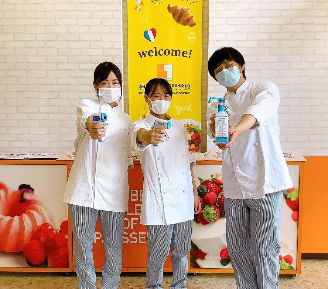 神戸製菓専門学校（公式）さんのインスタグラム写真 - (神戸製菓専門学校（公式）Instagram)「🌈6/14オープンキャンパス🌈 お足元の悪い中、#ベリーのレアチーズタルト 作りにご参加いただいた皆様、ありがとうございました🍓😊 次回は ・6/20(土) プチウェディングケーキ🎂 ・6/21(日) フランクロール🌭 です！😊お楽しみに♫  そして7月＆8月のオープンキャンパス日程も更新されました✨↓ https://www.kobeseika.ac.jp/opencampus/oc/  #1人1台 作ってお持ち帰り！ AOエントリーのご予約も受付中❗️ 高校1.2年生限定オープンキャンパスも始まるので、ぜひチェックしてくださいね😉✨ #神戸製菓　#神戸製菓専門学校　#オープンキャンパス　#神戸製菓専門学校oc #チーズタルト　#タルト　#計量から仕上げまで　#一人一台　#1人1台実習　#お菓子作り　#お菓子作り好きな人と繋がりたい #製菓　#製パン　#専門学校　#パン作り　#パン作り好きな人と繋がりたい  #神戸　#三宮　#専門学校　#製菓専門学校　#pattistagram2020」6月14日 19時24分 - kobeseika_info