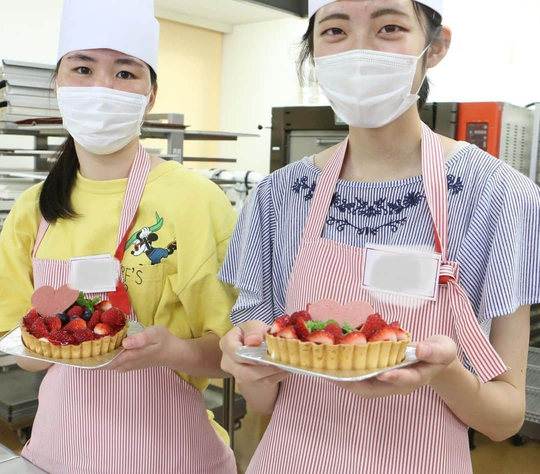 神戸製菓専門学校（公式）さんのインスタグラム写真 - (神戸製菓専門学校（公式）Instagram)「🌈6/14オープンキャンパス🌈 お足元の悪い中、#ベリーのレアチーズタルト 作りにご参加いただいた皆様、ありがとうございました🍓😊 次回は ・6/20(土) プチウェディングケーキ🎂 ・6/21(日) フランクロール🌭 です！😊お楽しみに♫  そして7月＆8月のオープンキャンパス日程も更新されました✨↓ https://www.kobeseika.ac.jp/opencampus/oc/  #1人1台 作ってお持ち帰り！ AOエントリーのご予約も受付中❗️ 高校1.2年生限定オープンキャンパスも始まるので、ぜひチェックしてくださいね😉✨ #神戸製菓　#神戸製菓専門学校　#オープンキャンパス　#神戸製菓専門学校oc #チーズタルト　#タルト　#計量から仕上げまで　#一人一台　#1人1台実習　#お菓子作り　#お菓子作り好きな人と繋がりたい #製菓　#製パン　#専門学校　#パン作り　#パン作り好きな人と繋がりたい  #神戸　#三宮　#専門学校　#製菓専門学校　#pattistagram2020」6月14日 19時24分 - kobeseika_info