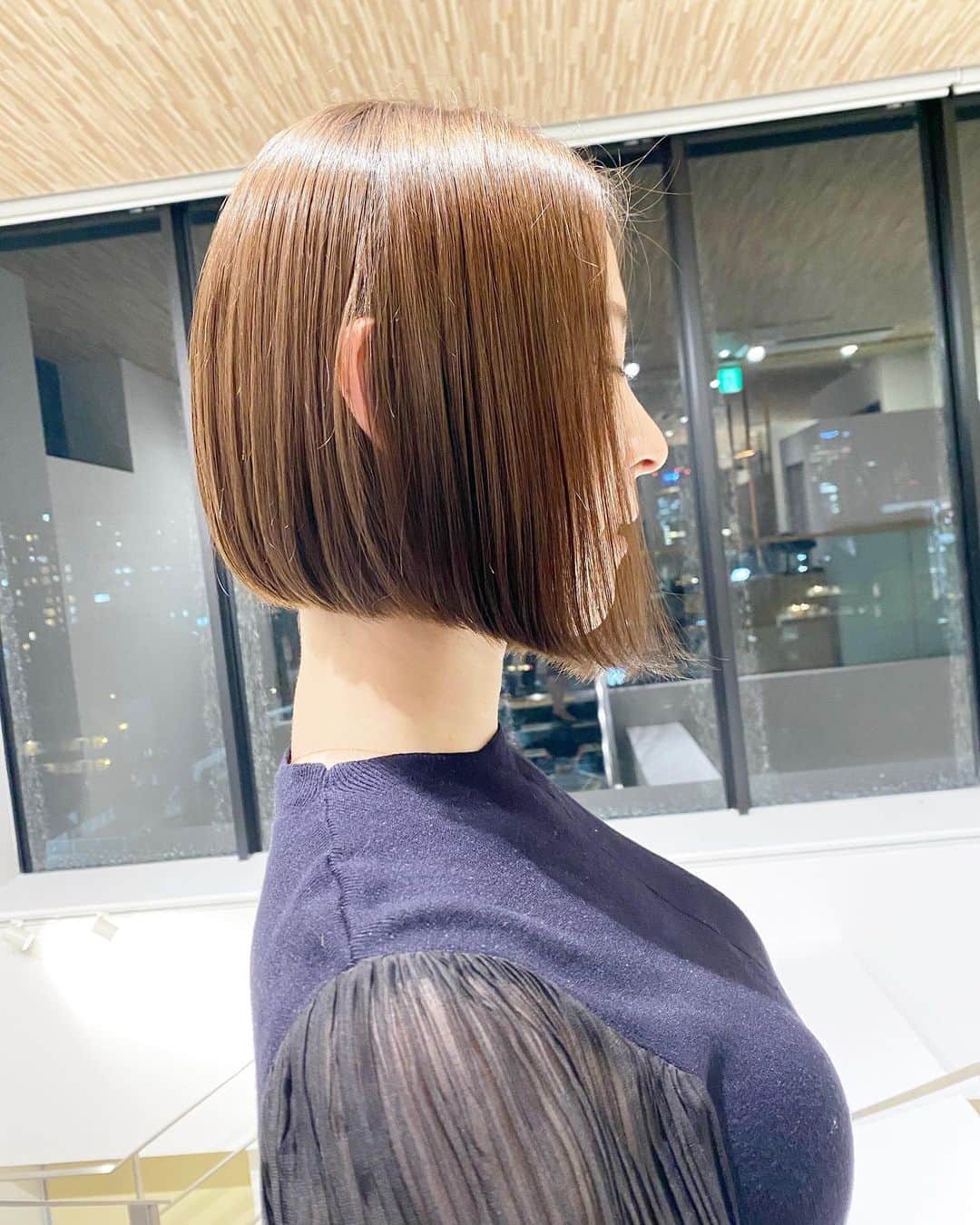 のインスタグラム：「美しい、こだわりの前下がりボブ。 . 一人一人、とにかく丁寧に。 . 長年培ってきたボブの経験と、 日々研究し続けているボブの技術✂︎ . 妥協せずに、長持ちするデザインをご提案致します😌 .  皆様に妥協せず時間を割くために1日のご予約をmax7名に制限し、一人一人に"時間"を大切にゆとりある施術をしております。 . 極力通いやすく、感動をして頂くために尽力させて頂きます😌 . 【GO TODAY SHAiRE SALON 原宿本店】 東京都渋谷区神宮前1-14-34 FPG links HARAJUKU 7F  原宿駅目の前の個室サロンでフリーランスとして働いてます✂︎ 営業時間はなく、お客様の都合に合わせれる形で寄り添います👍  #日野ボブ #ボブ #地毛風ストレート #ウェーブパーマ #ショート #ショートボブ #切りっぱなしボブ #バッサリボブ #外ハネボブ #インナーカラー #ボブアレンジ #hair #make #外ハネ #ミディアム  #バッサリボブ #ウェーブボブ #パーマ #グレージュ#アッシュ #カラー  #bob」