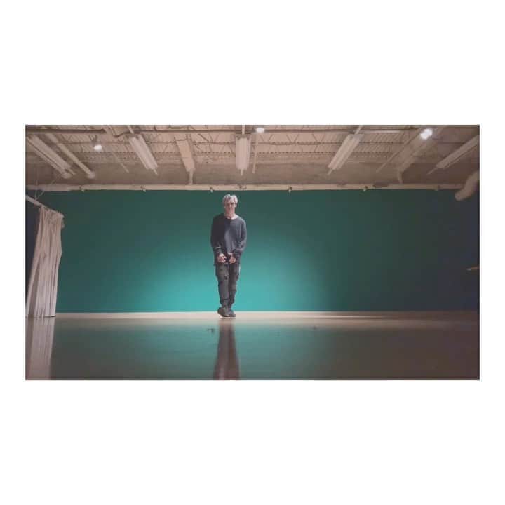 木下流声のインスタグラム：「. Forever Young / BuZZ . 1人でも良いなと思って貰えたら嬉しいです。 . . @buzz_3u22 @yuji_buzz @buzz_usay_isus_bey @kentashimizu_buzz @buzz_kensuke  #BuZZ #3u22 #ForeverYoung #dance #movie #choreography #choreo」