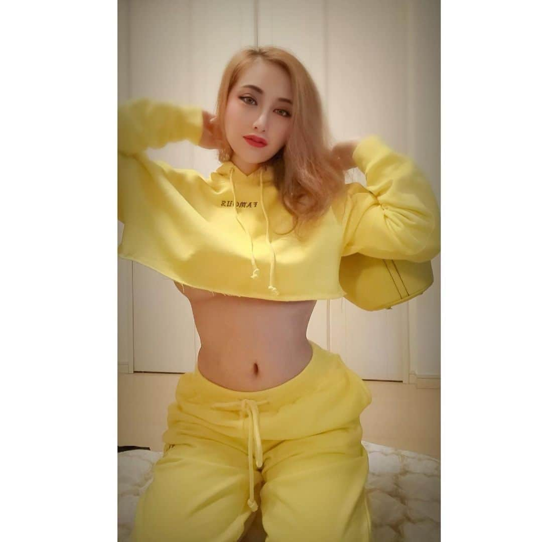 リアラさんのインスタグラム写真 - (リアラInstagram)「ヘアメイクのチビ太から教えてもらった服可愛い💛 私にはちょっと丈が短くて外には着て平気かな？笑 でもすごぶる可愛いから大切に着よう💛 @world_wide_famous  #fashion#ネオンカラー#yellow#原宿#ポップアップストア#歌舞伎町#新宿#キャバクラ#キャバ嬢#アマテラス#リアラ」6月14日 19時33分 - riaranyan